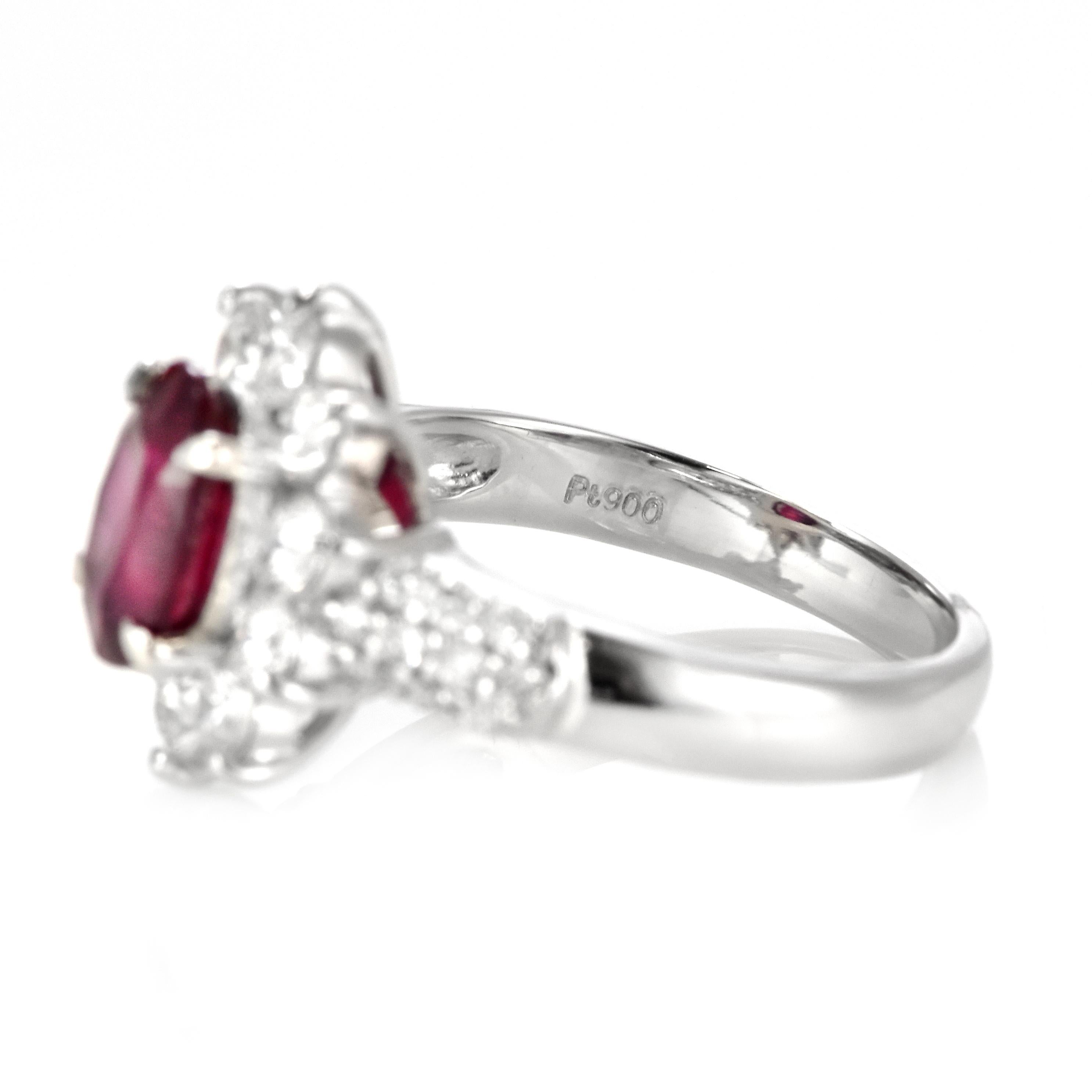 Bague en platine certifiée GIA de 2,01 carats de rubis et diamants Siam naturels en vente 4