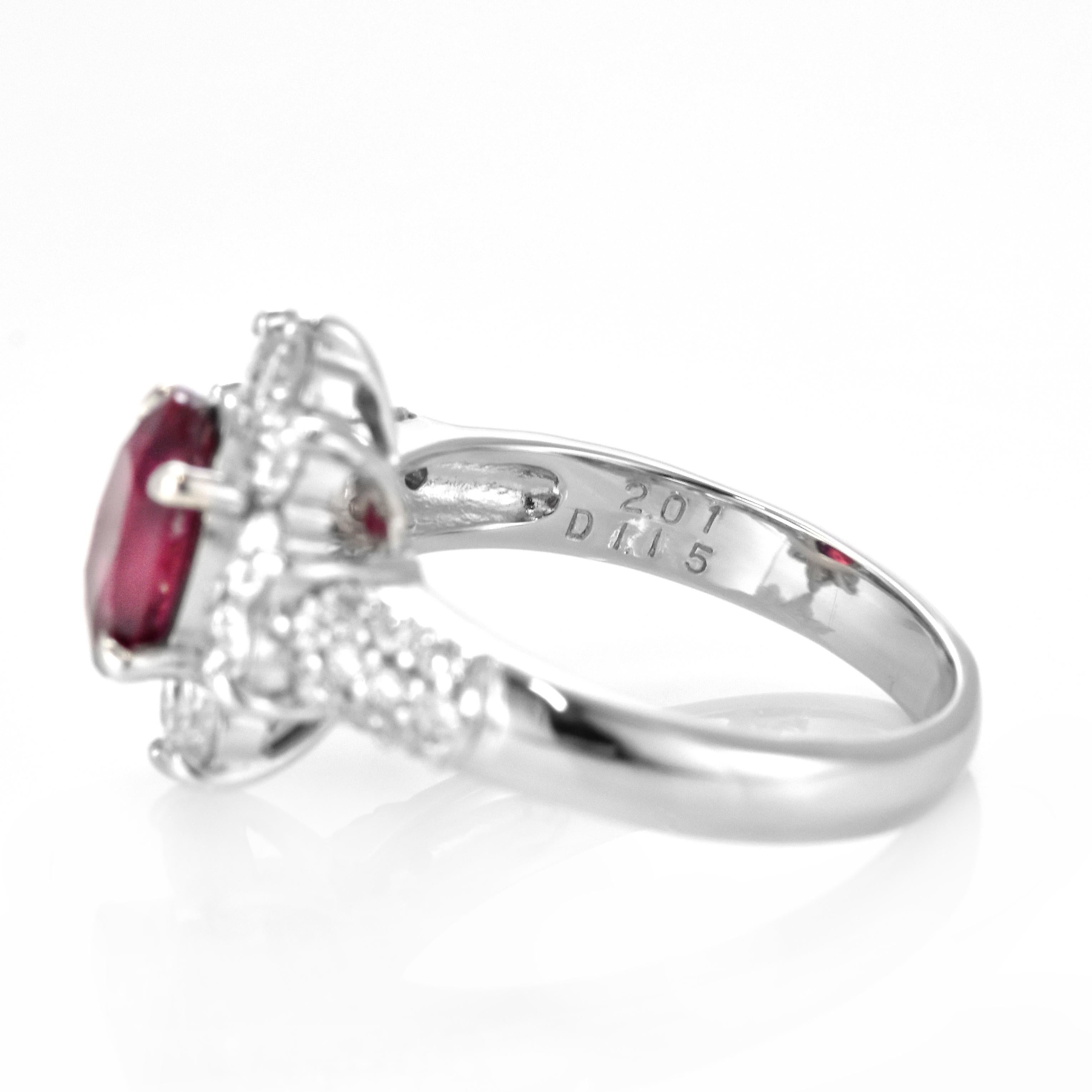 Bague en platine certifiée GIA de 2,01 carats de rubis et diamants Siam naturels en vente 5