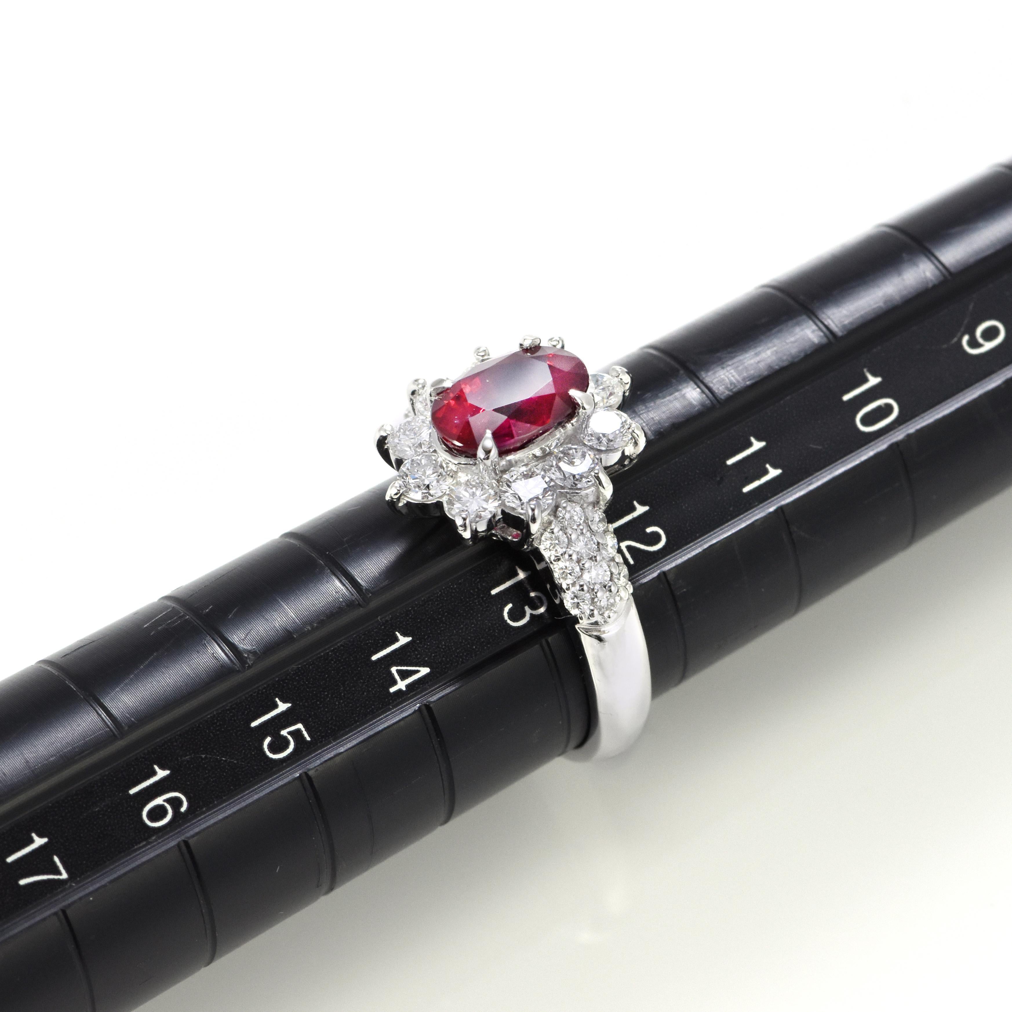 Bague en platine certifiée GIA de 2,01 carats de rubis et diamants Siam naturels en vente 6