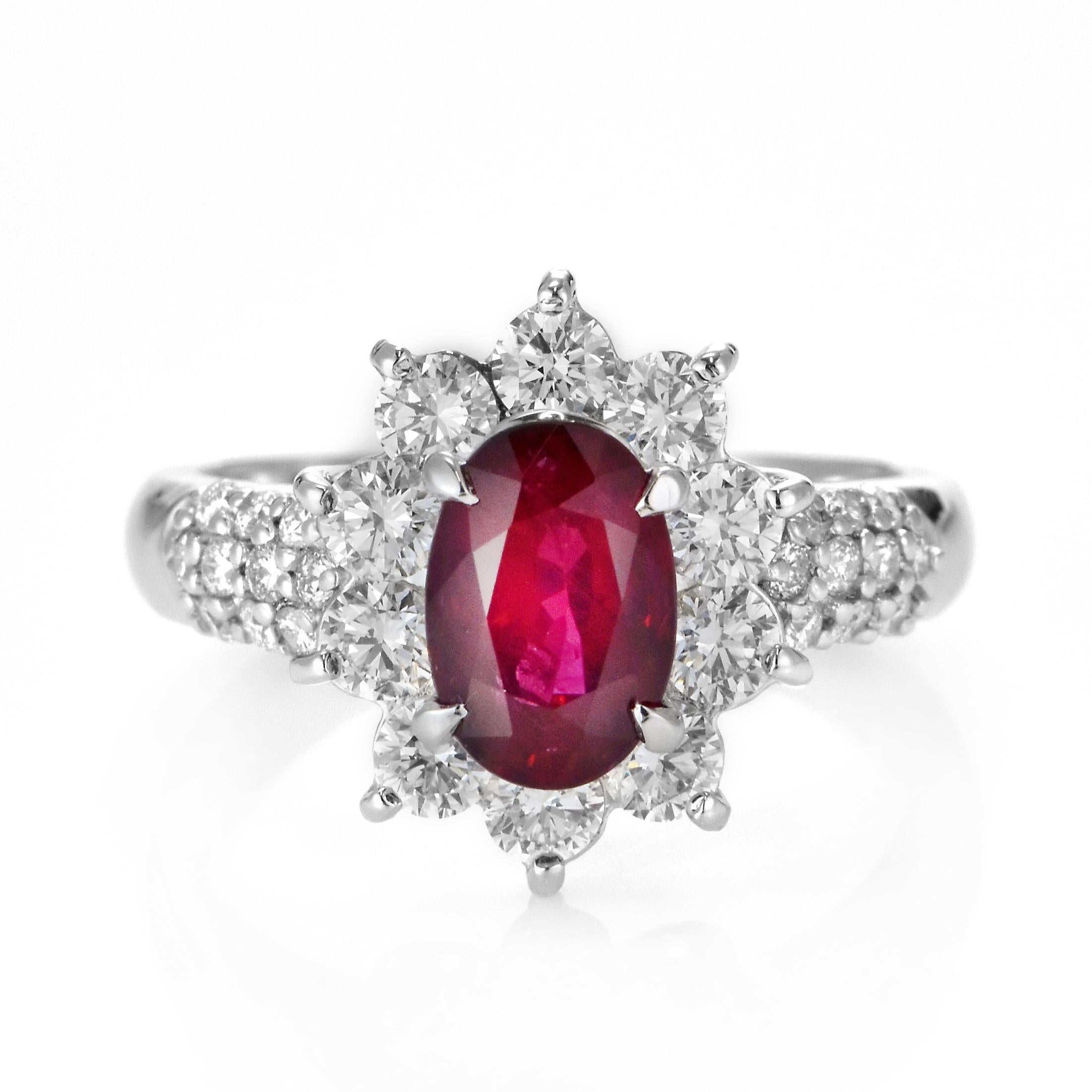 Magnifique bague en platine sertie d'un rubis naturel de Thaïlande certifié GIA de 2,01 carats et de diamants de 1,15 carat. Les rubis sont appelés 