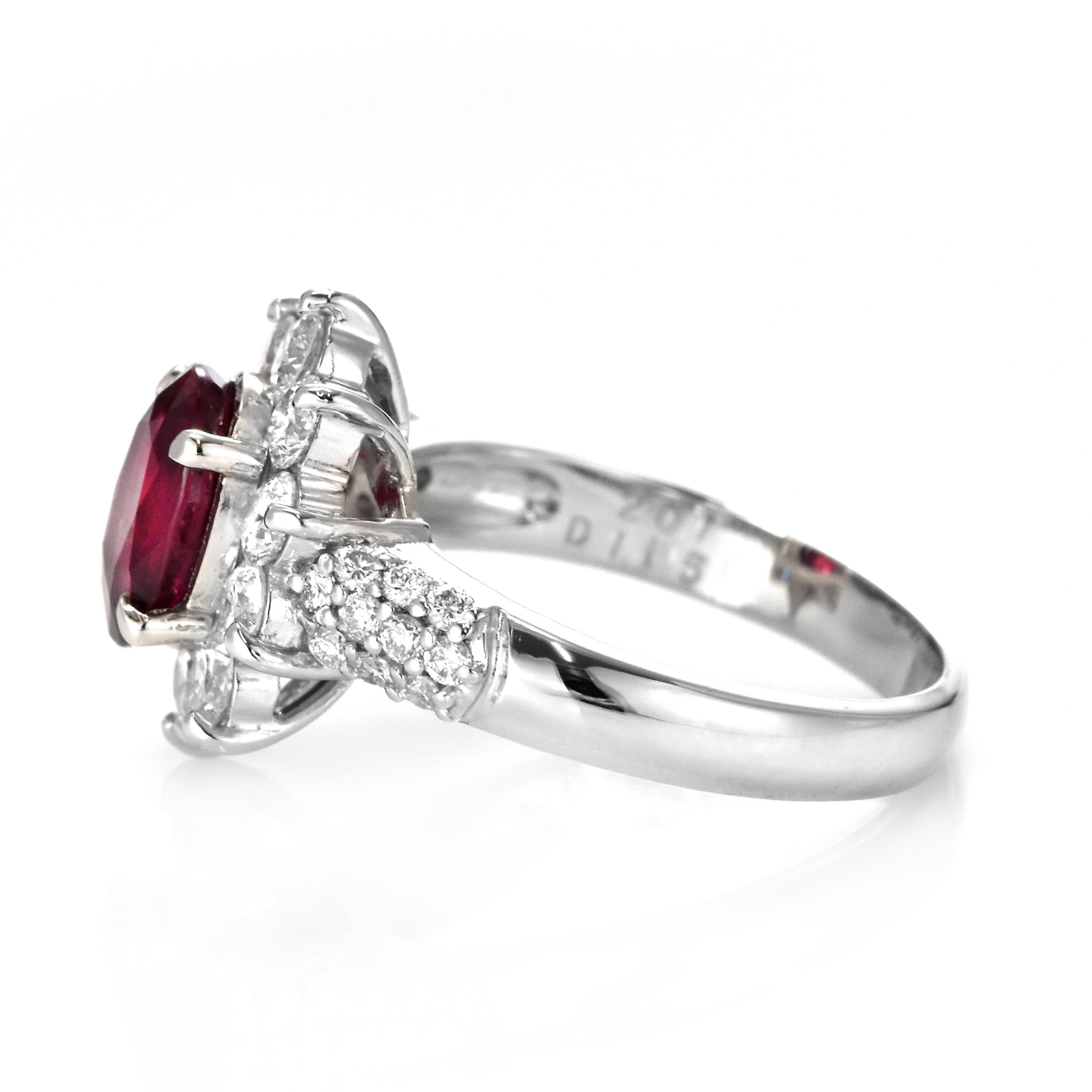 Taille ovale Bague en platine certifiée GIA de 2,01 carats de rubis et diamants Siam naturels en vente