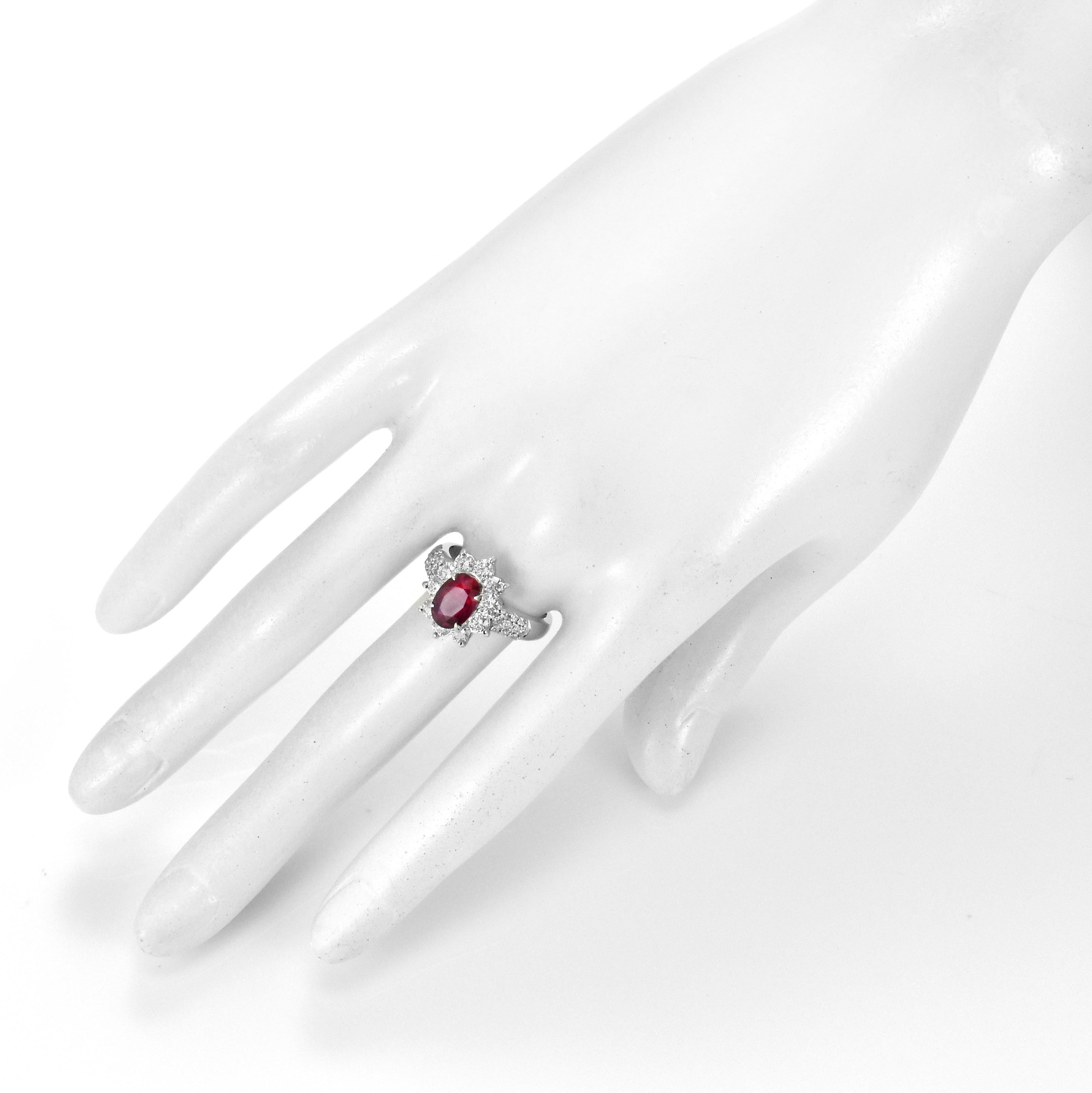 Bague en platine certifiée GIA de 2,01 carats de rubis et diamants Siam naturels en vente 1