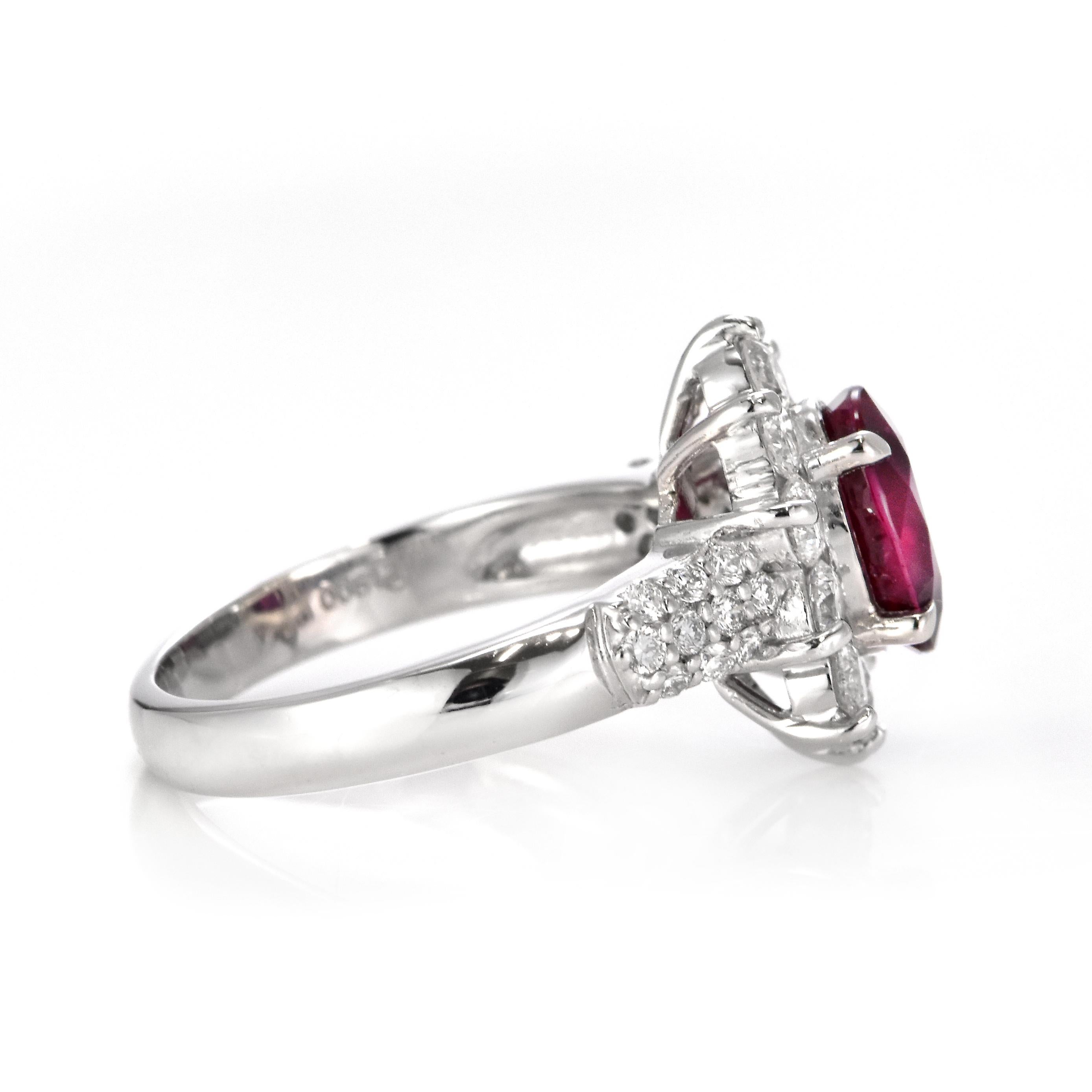 Bague en platine certifiée GIA de 2,01 carats de rubis et diamants Siam naturels en vente 2