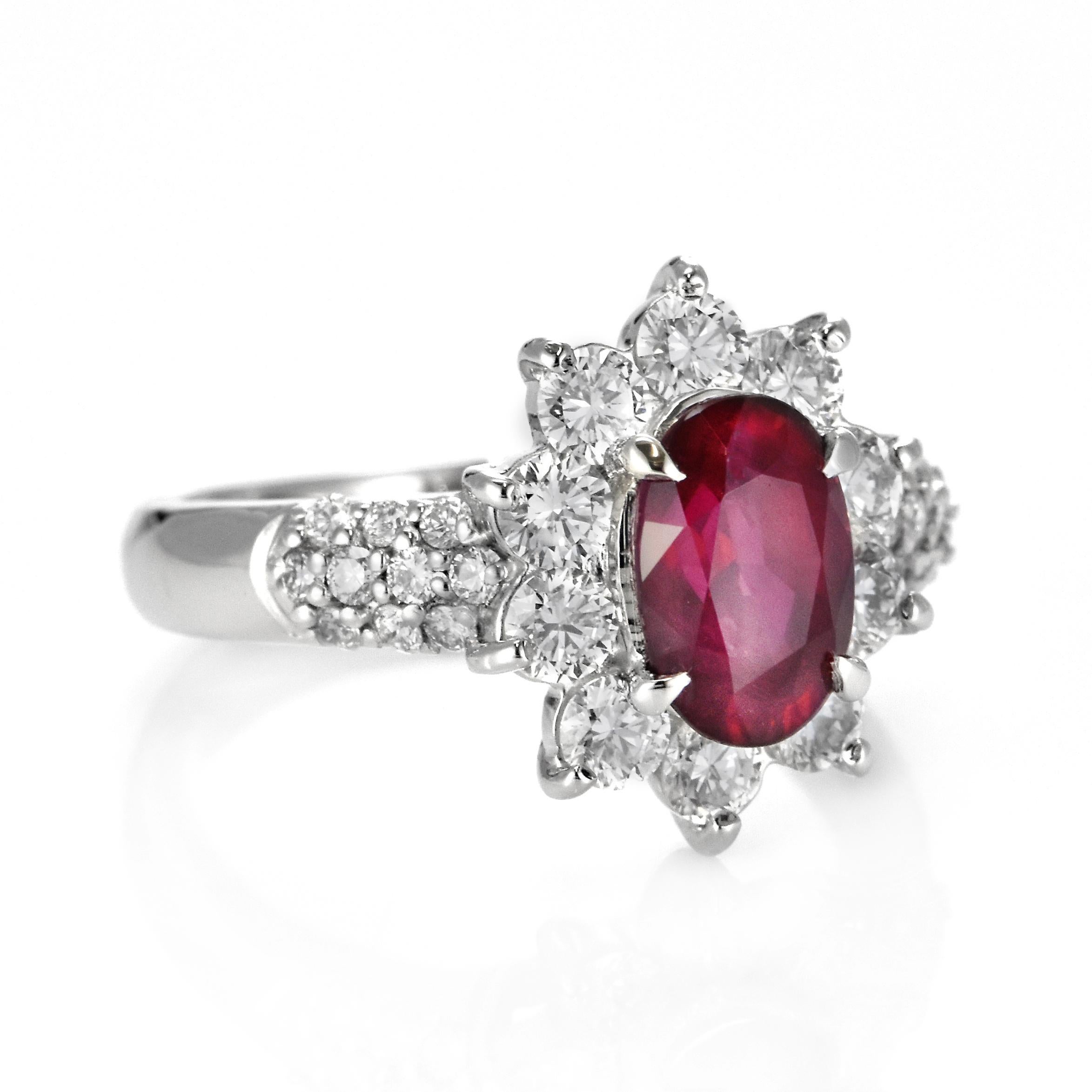 Bague en platine certifiée GIA de 2,01 carats de rubis et diamants Siam naturels en vente 3