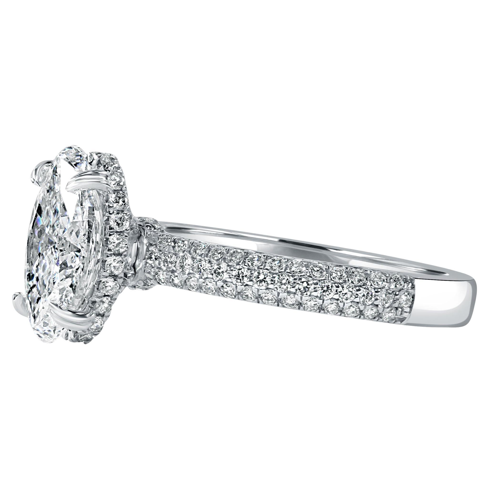 Cette éblouissante bague de fiançailles en diamant met en valeur un superbe diamant central ovale de 2,01 carats, certifié par la GIA, de taille brillante, rayonnant avec une couleur F et une clarté I2. Le diamant central est élégamment serti sur