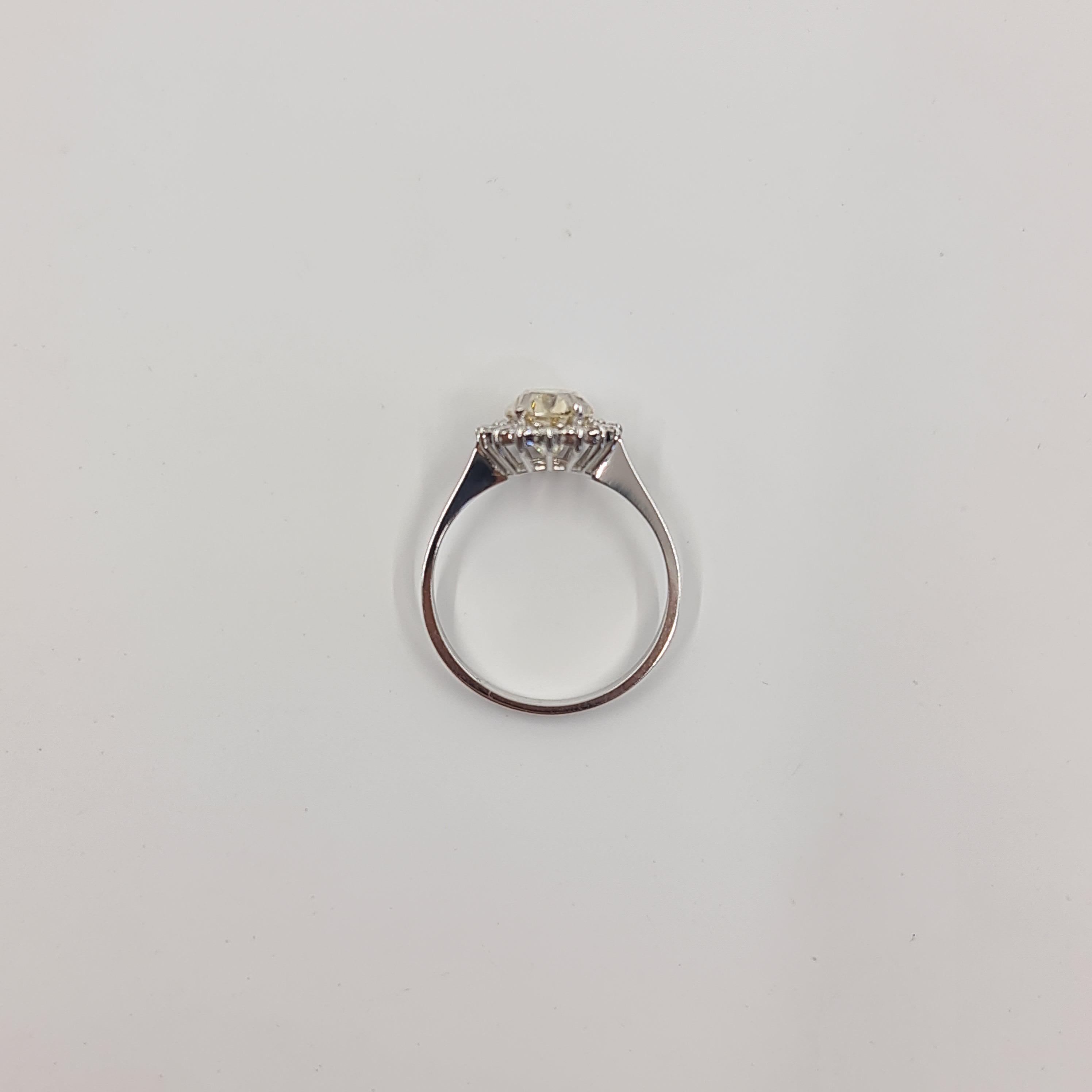 Bague avec diamant taille ovale de 2,01 carats certifié par le GIA et halo de 0,21 carat F-G/SI1 en vente 4