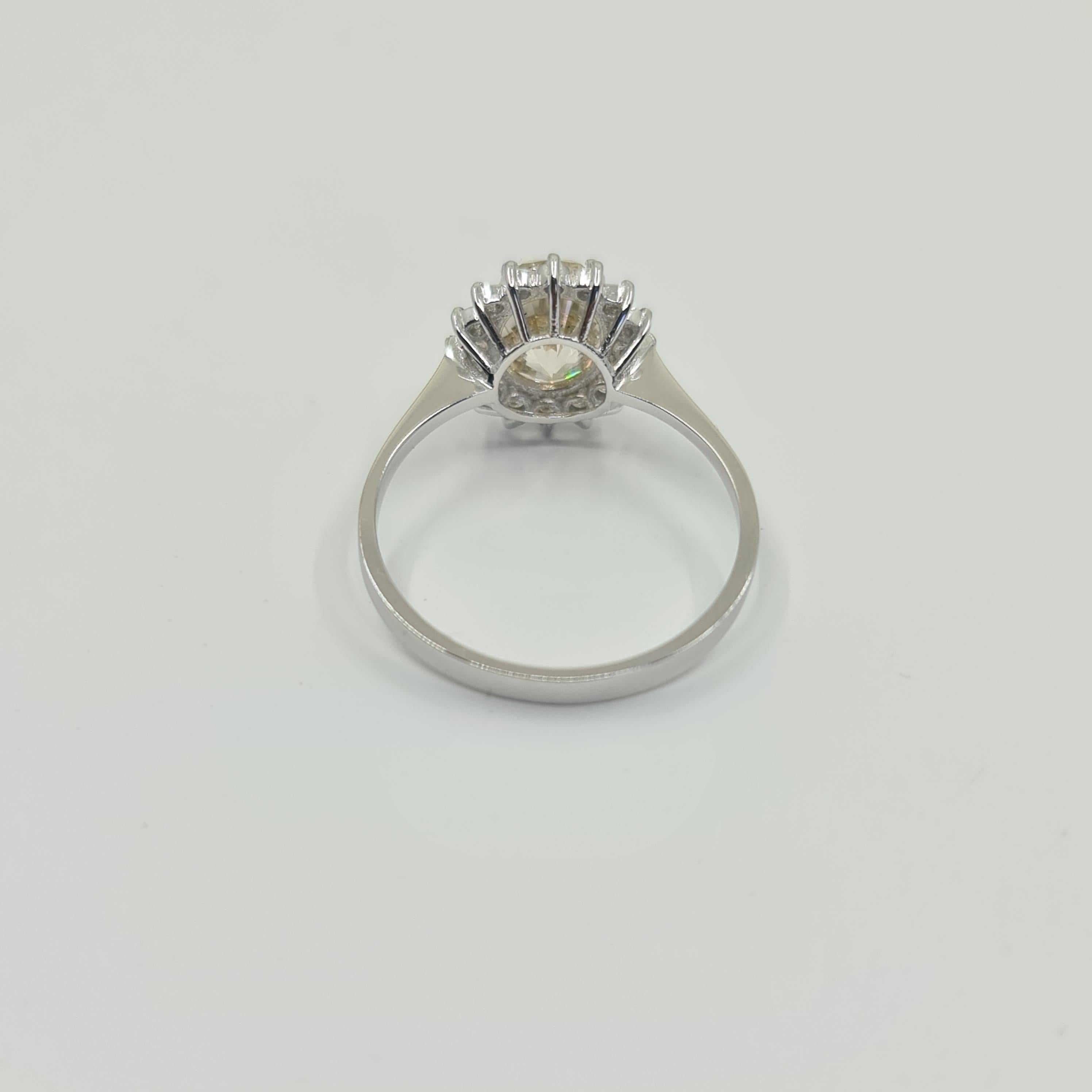 Bague avec diamant taille ovale de 2,01 carats certifié par le GIA et halo de 0,21 carat F-G/SI1 en vente 5