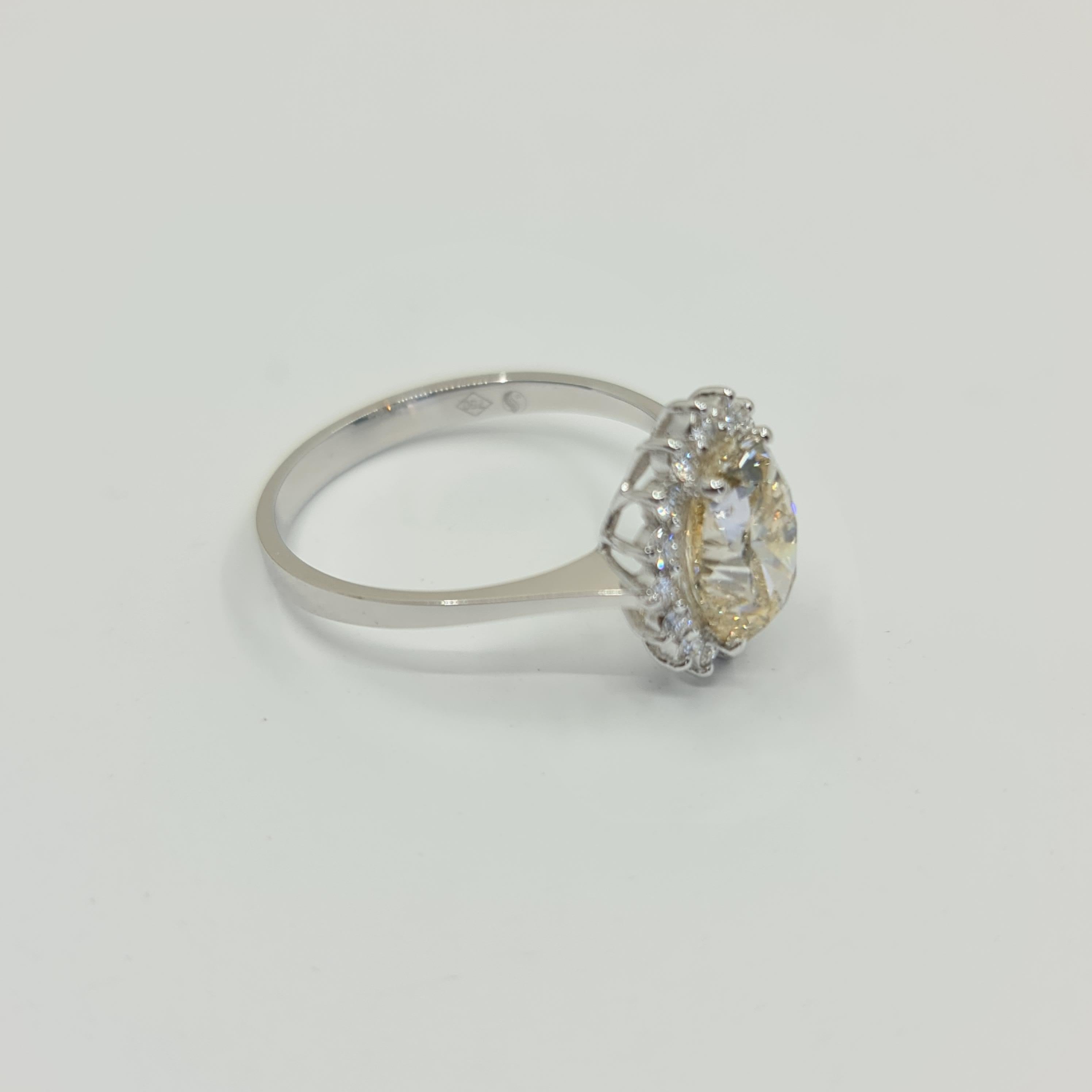 Bague avec diamant taille ovale de 2,01 carats certifié par le GIA et halo de 0,21 carat F-G/SI1 en vente 6