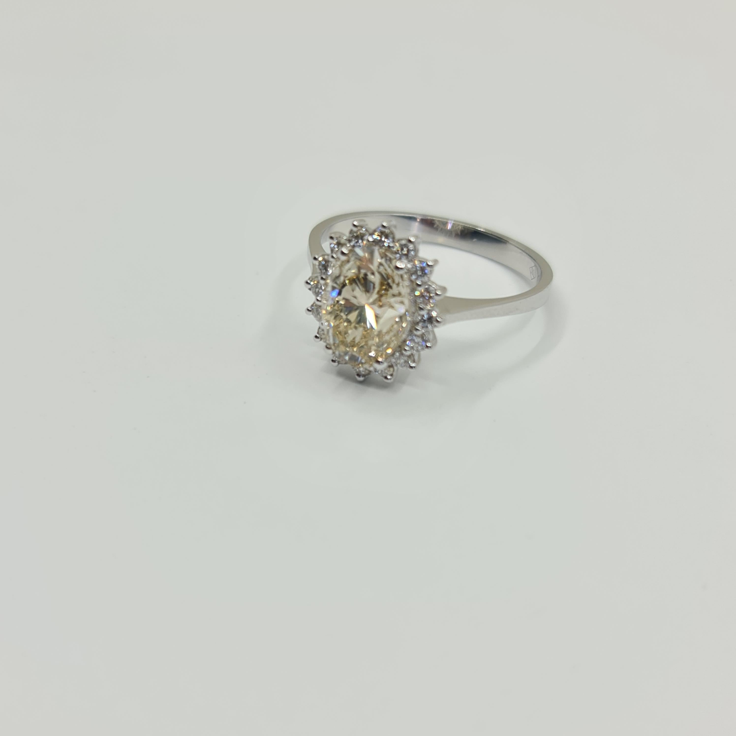 Taille ovale Bague avec diamant taille ovale de 2,01 carats certifié par le GIA et halo de 0,21 carat F-G/SI1 en vente