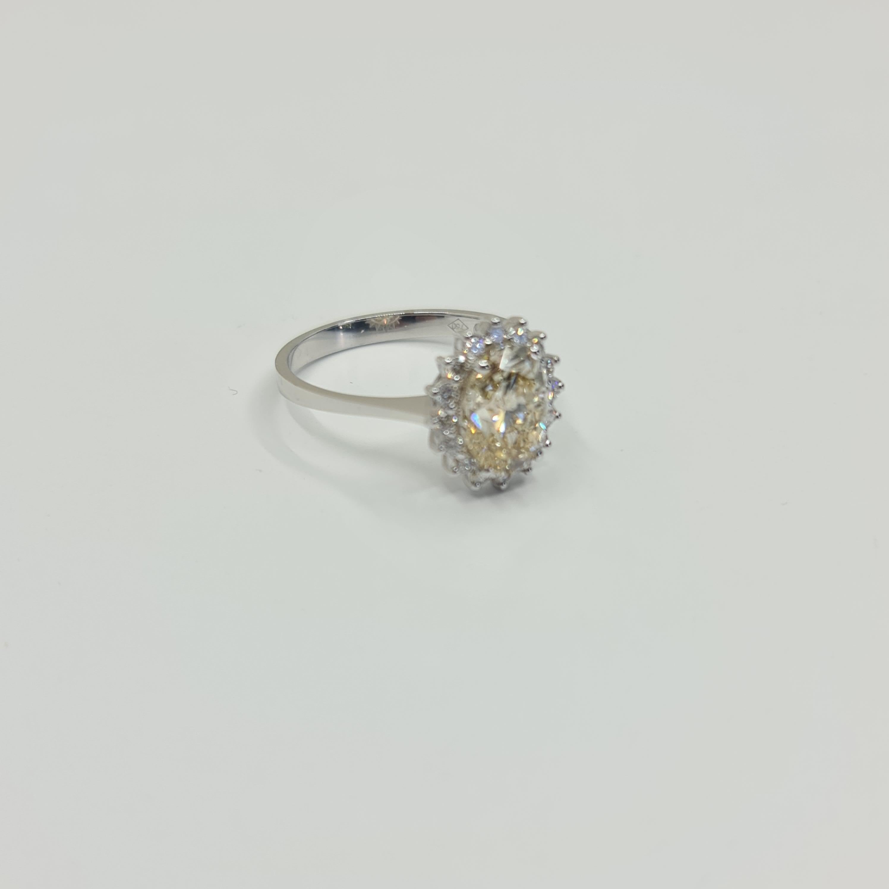 Bague avec diamant taille ovale de 2,01 carats certifié par le GIA et halo de 0,21 carat F-G/SI1 Neuf - En vente à Darmstadt, DE