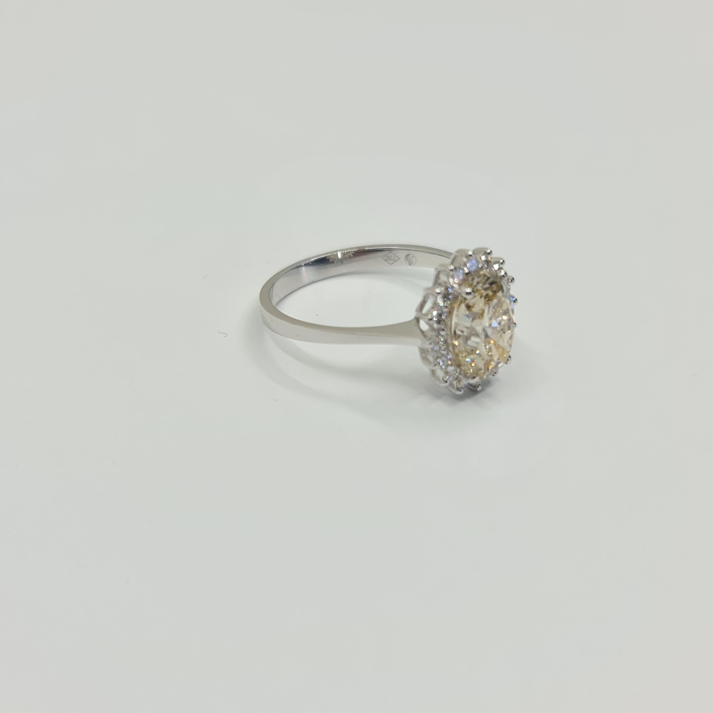 Bague avec diamant taille ovale de 2,01 carats certifié par le GIA et halo de 0,21 carat F-G/SI1 Pour femmes en vente