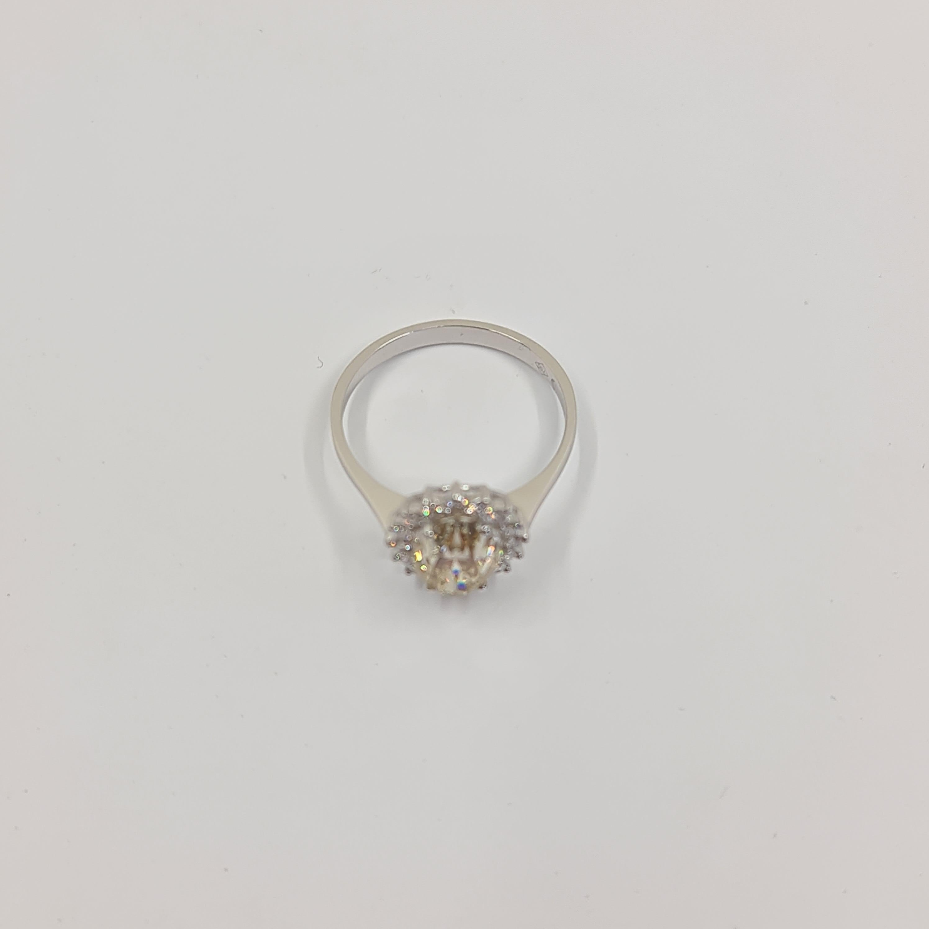 Bague avec diamant taille ovale de 2,01 carats certifié par le GIA et halo de 0,21 carat F-G/SI1 en vente 1
