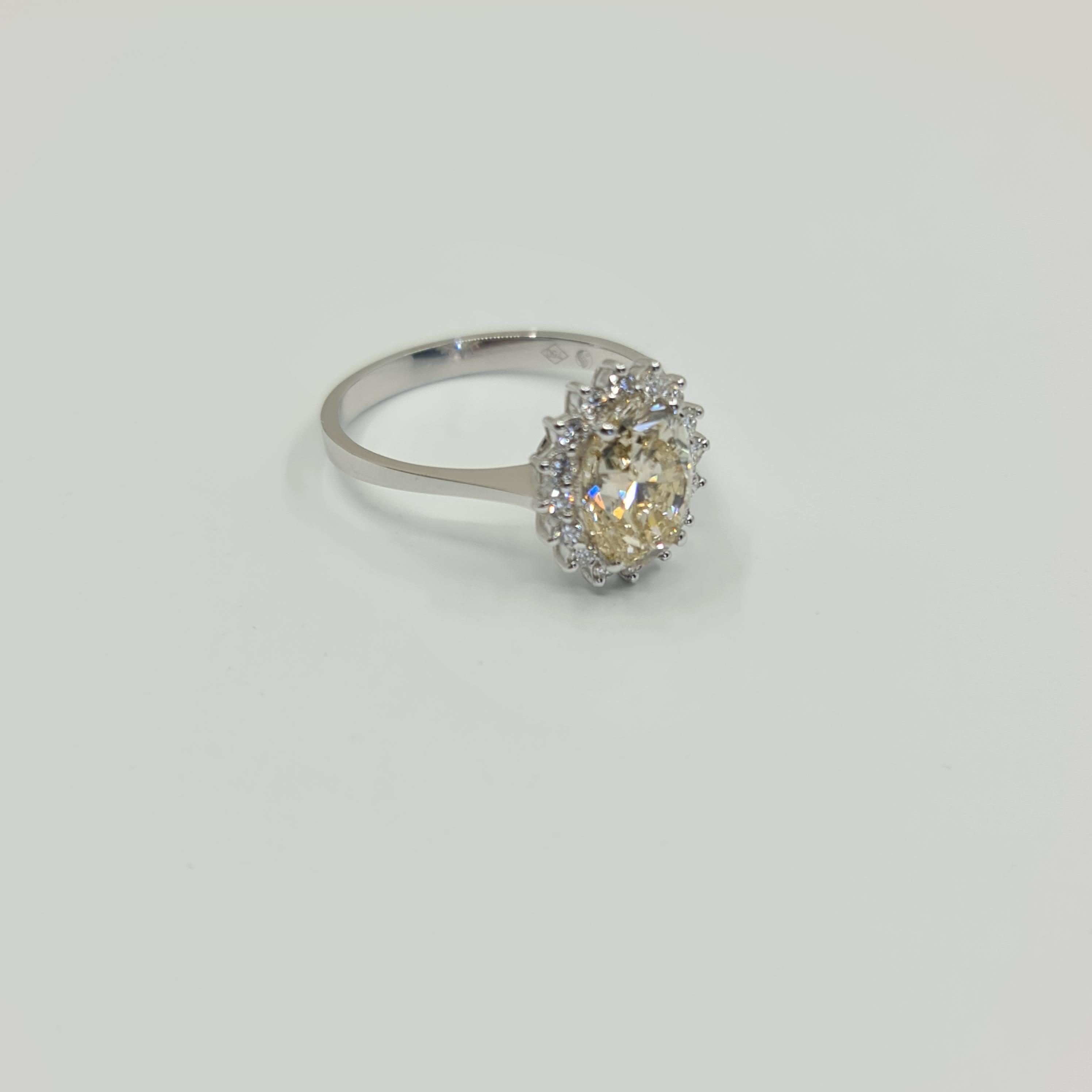 Bague avec diamant taille ovale de 2,01 carats certifié par le GIA et halo de 0,21 carat F-G/SI1 en vente 2