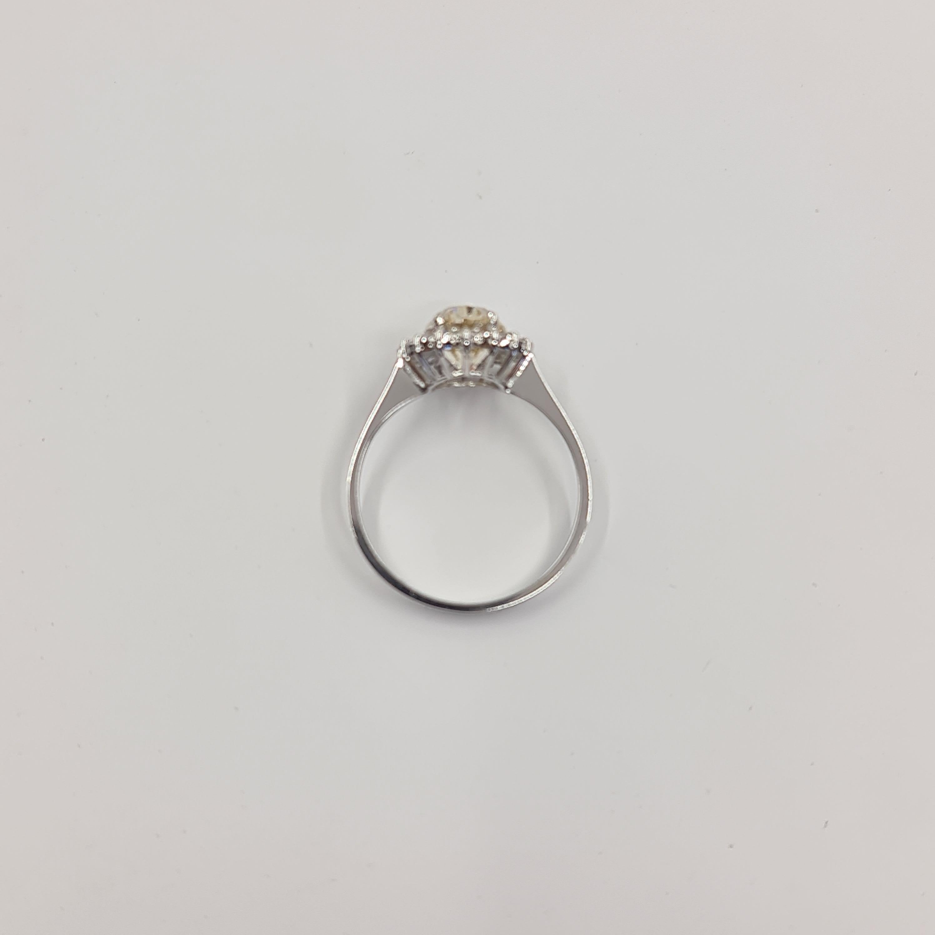 Bague avec diamant taille ovale de 2,01 carats certifié par le GIA et halo de 0,21 carat F-G/SI1 en vente 3