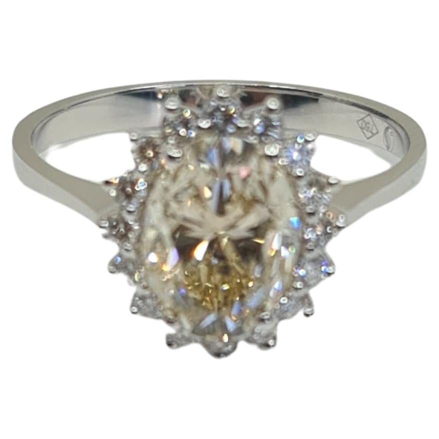 Bague avec diamant taille ovale de 2,01 carats certifié par le GIA et halo de 0,21 carat F-G/SI1 en vente