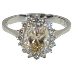 Anello con diamante taglio ovale certificato GIA da 2,01 carati con aureola da 0,21 carati F-G/SI1