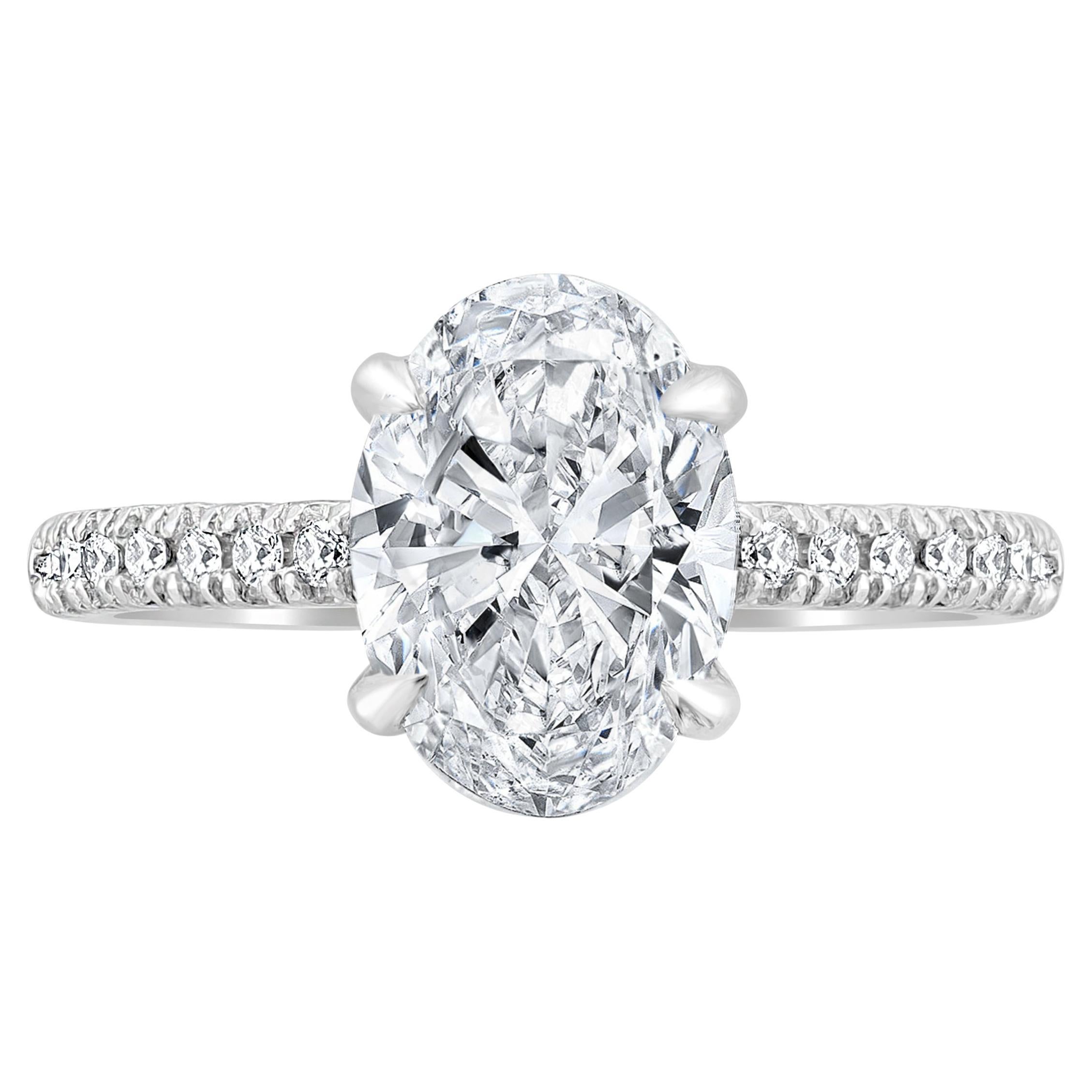 Bague de fiançailles en platine et diamant ovale de 2,01 carats certifié par le GIA en vente