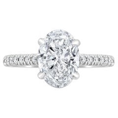 Anillo de compromiso de diamantes ovalados y platino de 2,01 quilates certificado por el GIA