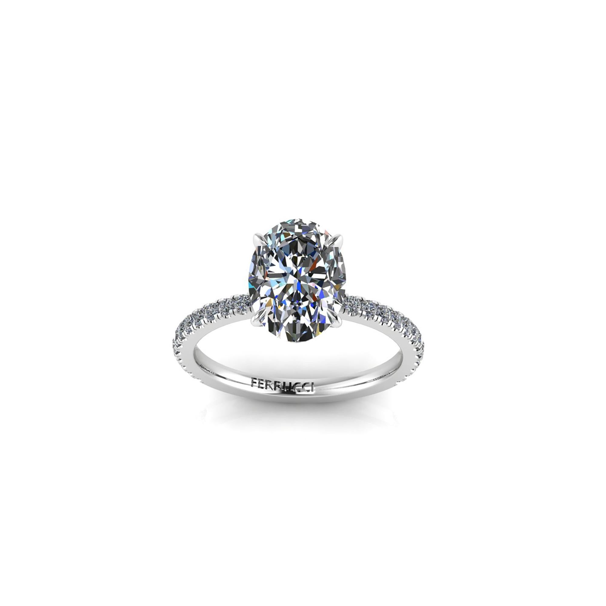 Diamant ovale de 2,01 carats certifié par le GIA, de couleur G et de pureté VS1, un diamant de qualité supérieure, serti dans une bague en platine 950. Des diamants pavés sont sertis sur les épaules de la tige pour embellir l'anneau.  pierre