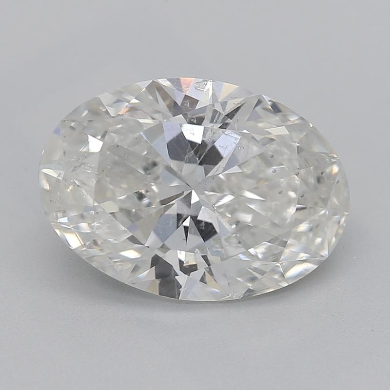 Fabriquée à la main à New York, cette magnifique bague en diamant est ornée d'une pierre centrale captivante, un diamant ovale de 2,01, rayonnant d'une brillance et d'un feu exceptionnels, classé H et SI2. Le diamant est solidement serti dans une