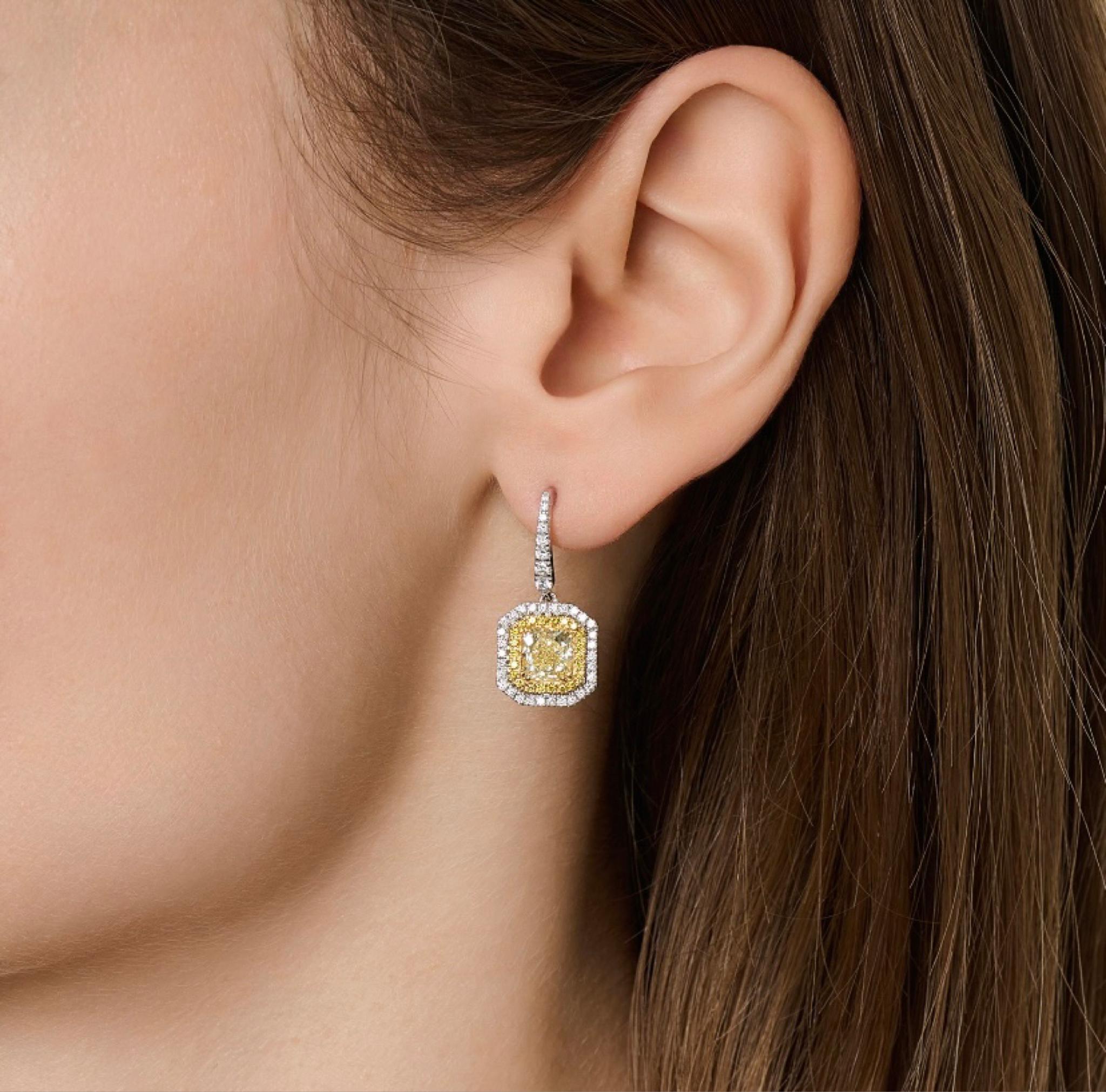 Taille coussin Paire de boucles d'oreilles pendantes en diamant jaune de 2,01 carats certifié GIA en vente