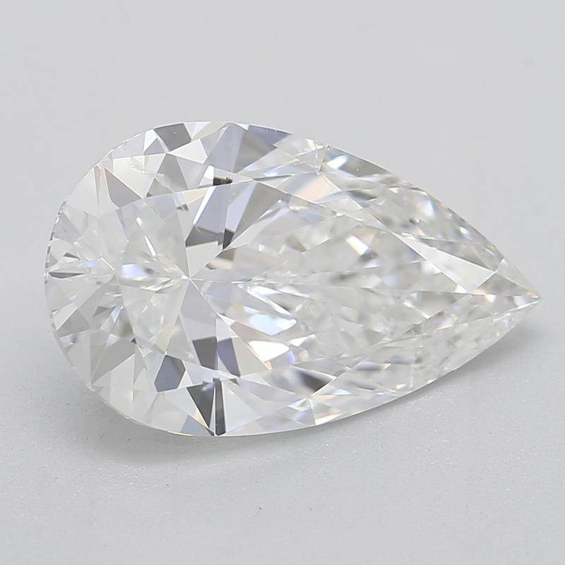Rehaussez votre collection de bijoux avec cette magnifique bague en diamant, ornée d'un diamant poire époustouflant pesant 2,01 , classé F et SI2. Le savoir-faire exceptionnel est évident dans le design exquis, où la pierre centrale lumineuse est