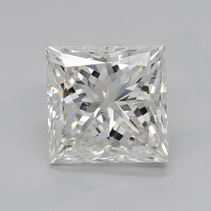 L'accattivante anello con diamante presenta una squisita pietra centrale princess 2.01 che irradia eleganza e brillantezza. Classificato J e SI1, questo diamante offre non solo un fascino visivo straordinario, ma anche una qualità eccezionale che lo