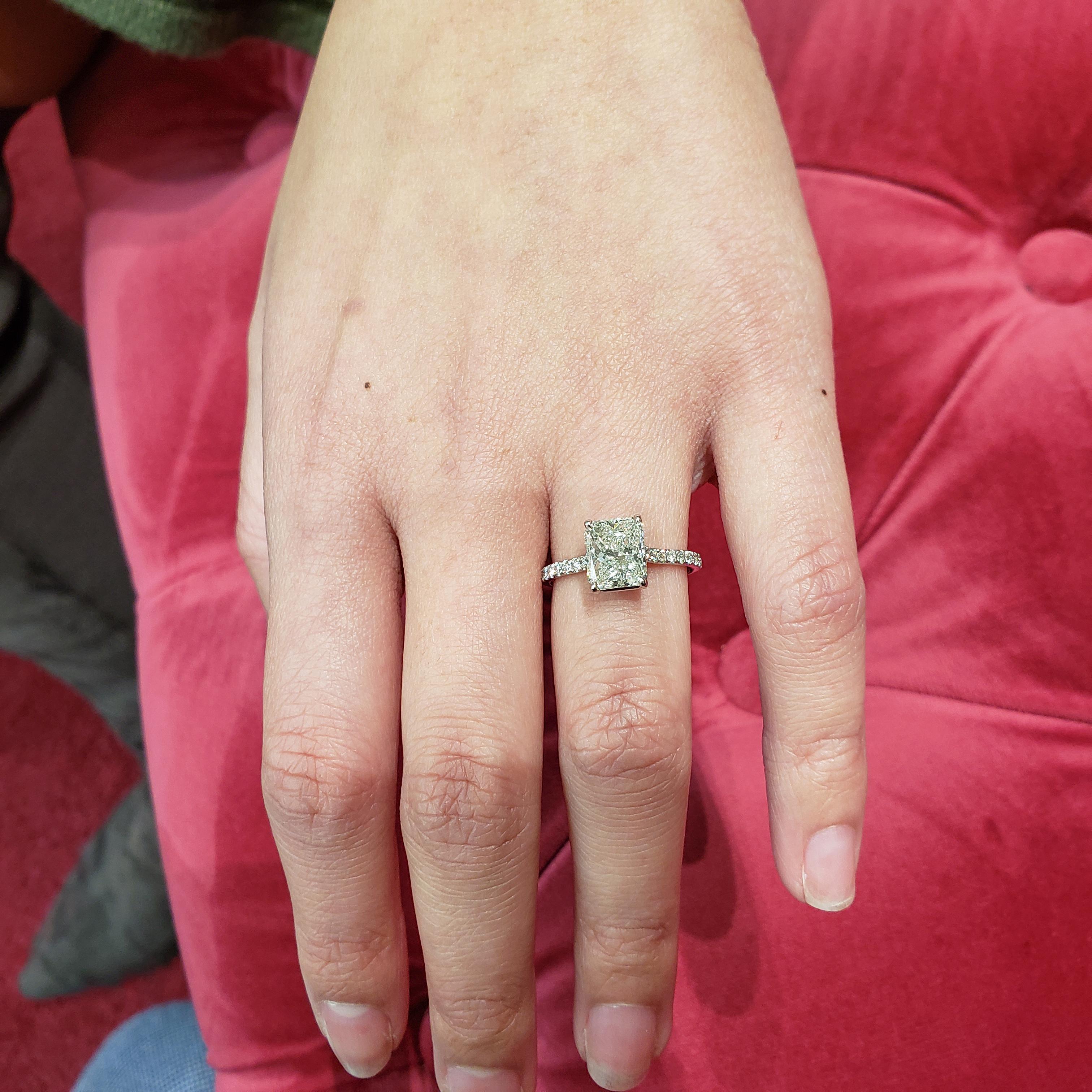 Women's GIA Certified 2.01 Carat Radiant Cut Diamond Engagement Ring