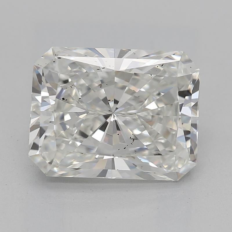 Fabricado a mano en Nueva York, este exquisito anillo de diamantes presenta una brillante y radiante piedra central de 2,01 , adornada con una cautivadora calificación H y SI1, que garantiza un brillo y un fuego excepcionales. Engarzado en una