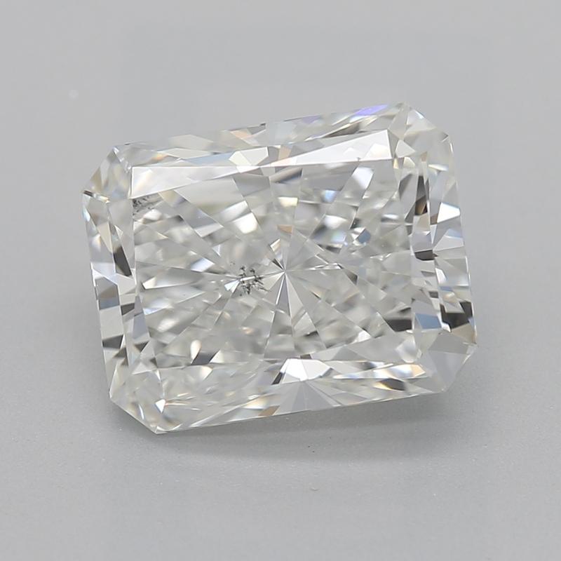 Cette splendide bague en diamant présente en son centre un diamant radiant H SI1 2.01, élégamment serti dans une monture à griffes sécurisée. La captivante pierre centrale est magnifiquement complétée par un somptueux halo en forme