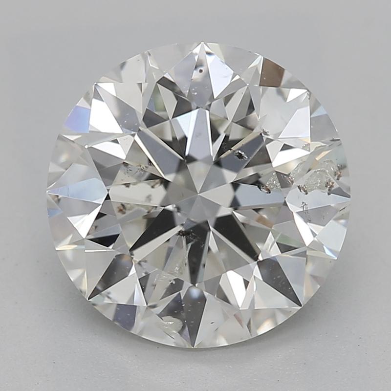 Realizzato a mano a New York, questo splendido anello con diamante presenta un affascinante diamante rotondo del peso di 2,01 , incastonato in un'aureola di pietre laterali rotonde accuratamente progettate. Il diamante centrale è classificato I e
