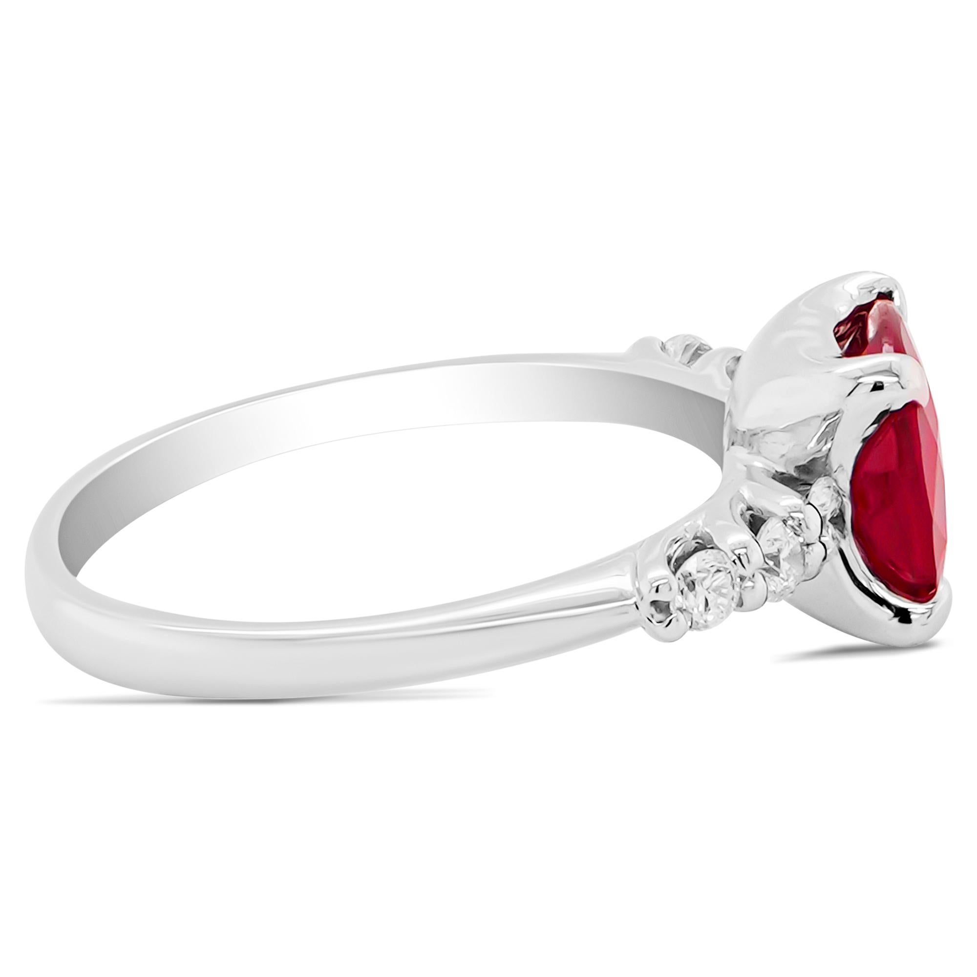 Faites l'expérience d'une élégance intemporelle avec cette bague solitaire en rubis du Mozambique de 2,01 carats certifiée par le GIA. Cette pierre précieuse rare et rayonnante, célébrée pour sa beauté naturelle, séduit par sa teinte rouge vive et