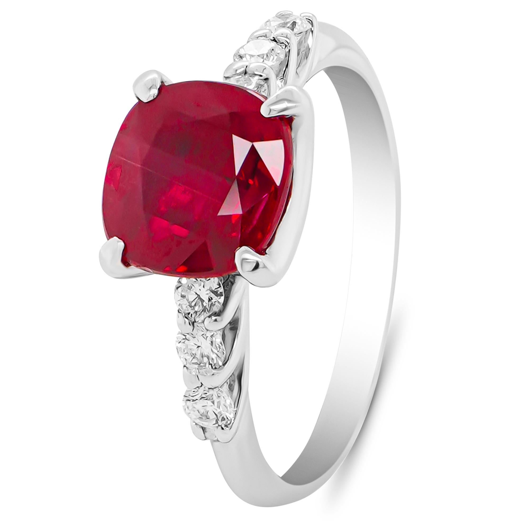 GIA Certified 2.01 Carat Ruby No Heat Scintillating Red Classical Solitaire Ring Neuf - En vente à Hung Hom, HK