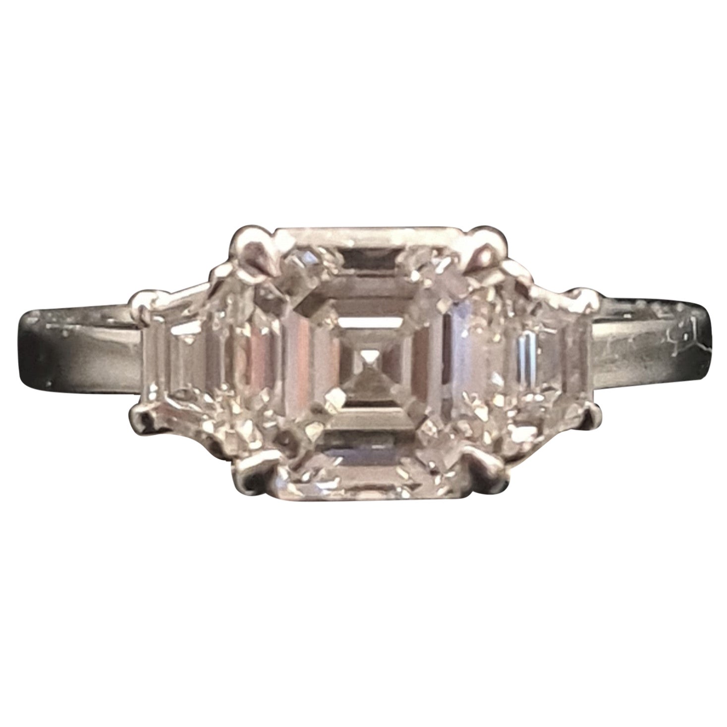 Verlobungsring mit GIA-zertifiziertem 2,01 Karat quadratischem Diamanten im Smaragdschliff im Angebot
