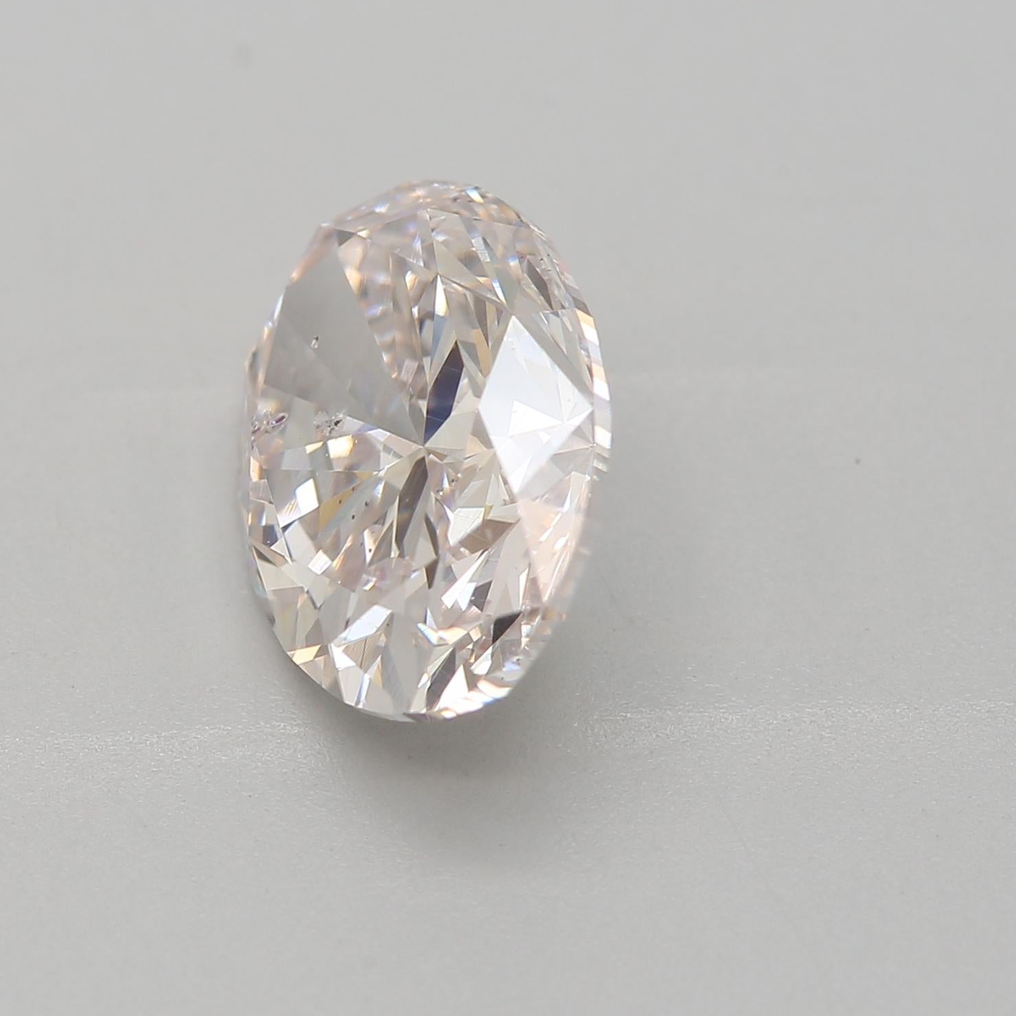 Taglio ovale Diamante certificato GIA da 2,01 carati di colore rosa molto chiaro con purezza SI2 in vendita