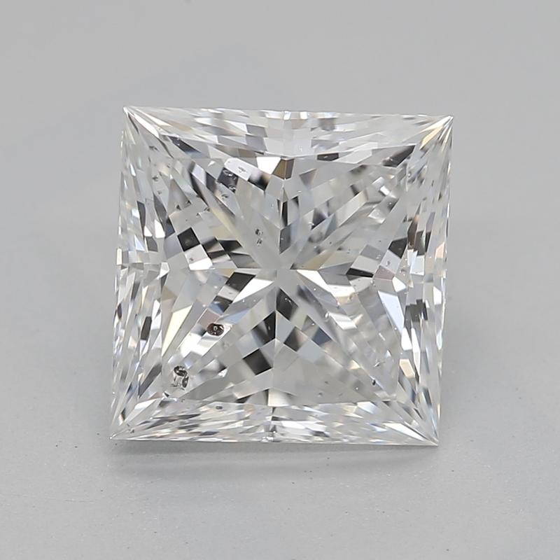 Realizzato a mano a New York, questo splendido anello con diamante presenta un'affascinante pietra centrale principessa E SI2 2.01, squisitamente incastonata per esaltarne la brillantezza da ogni angolazione. La lussuosa fascia, realizzata in oro