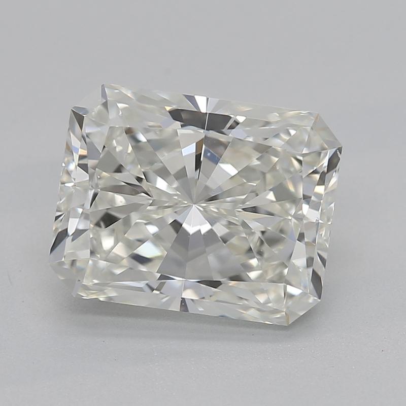 Fabriquée à la main à New York, cette superbe bague en diamant est ornée d'une captivante pierre centrale radiant J VS2 2,01, délicatement sertie pour rehausser son éclat sous tous les angles. Le luxueux anneau, fabriqué en or jaune, est doté d'une