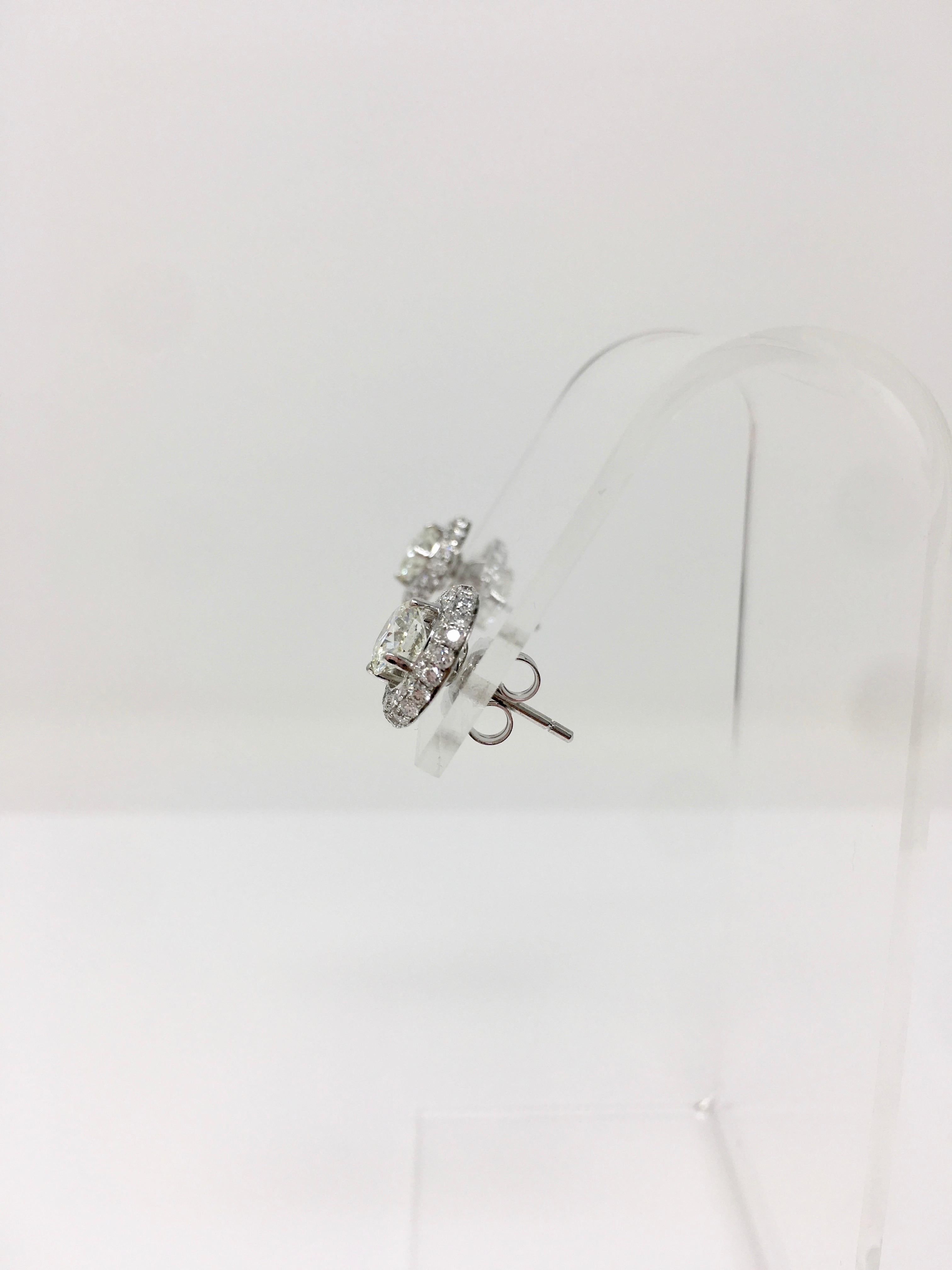 Klassische und elegante Diamant-Ohrstecker mit zwei weißen, runden Diamanten im Brillantschliff mit einem Gewicht von 1,00 Karat (Farbe J, SI1) und 1,01 Karat (Farbe J, SI1). Diese beiden Solitär-Diamanten sind wunderschön in einer handgefertigten
