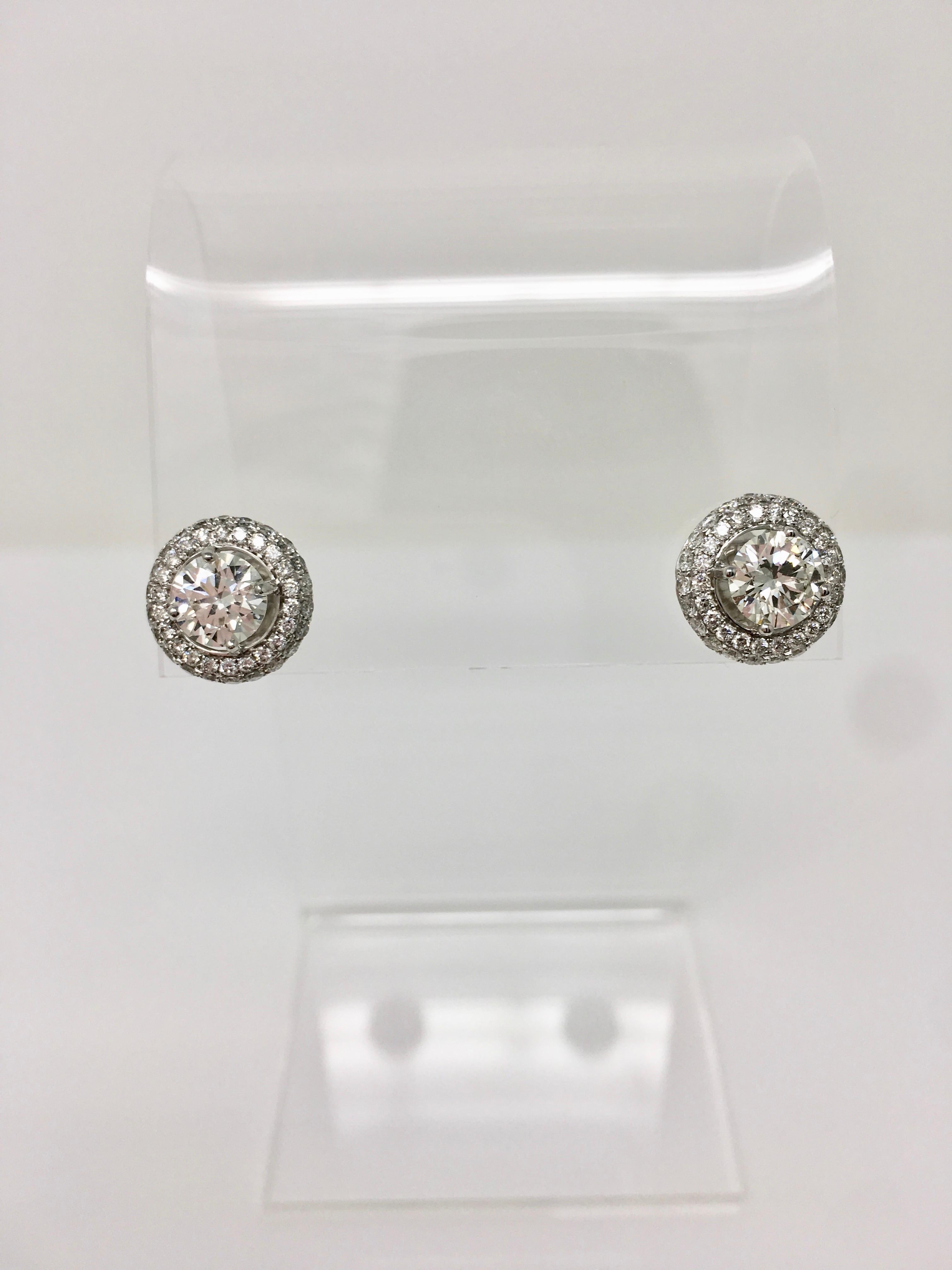 GIA-zertifizierte 2,01 Karat weiße runde Brillant-Diamant-Ohrstecker im Zustand „Neu“ im Angebot in New York, NY