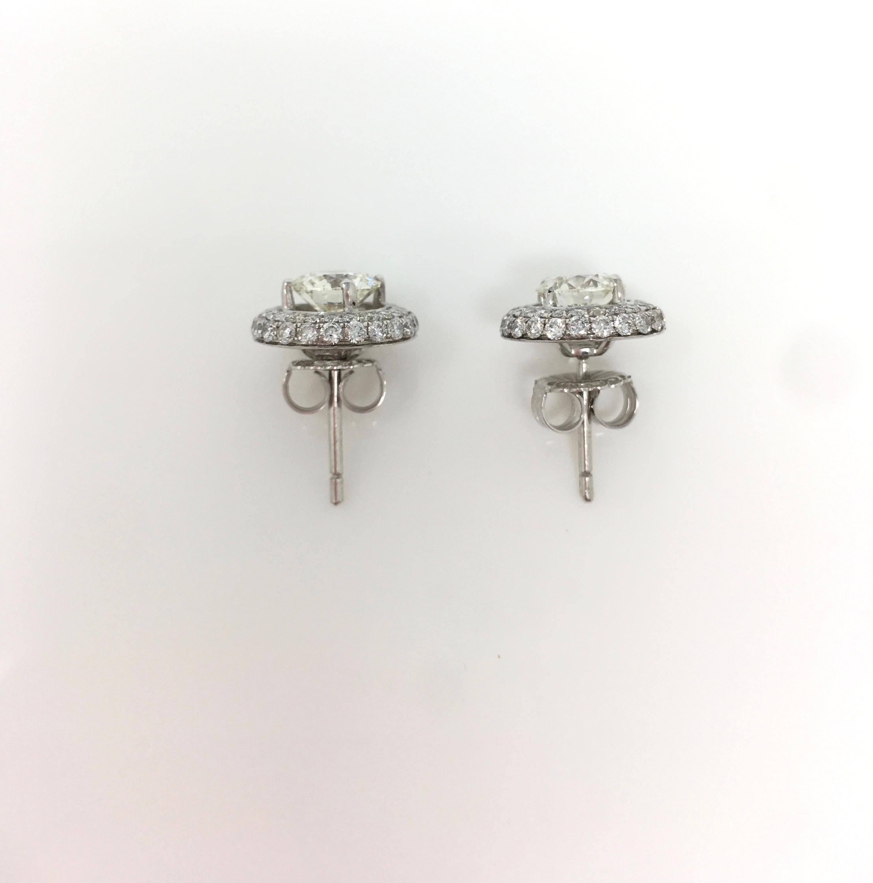 GIA Certified 2.01 Carat White Round Brilliant Diamond Stud Earrings In New Condition For Sale In New York, NY
