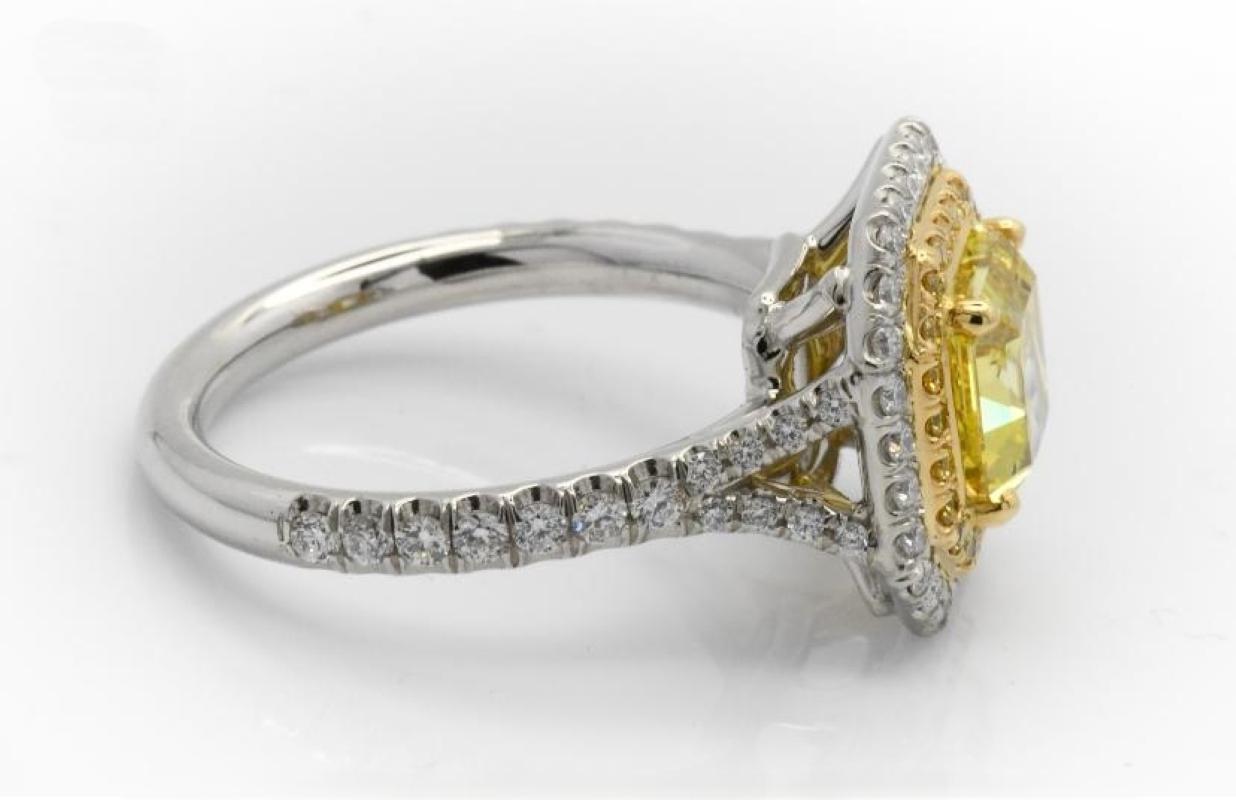 Véritable rareté provenant des légendaires mines de Zimmi en Sierra Leone, cette bague extraordinaire est ornée d'un diamant radiant de 2,01 carats de couleur jaune vif, de pureté VS1, accompagné d'un certificat GIA. Les diamants Zimmi sont réputés