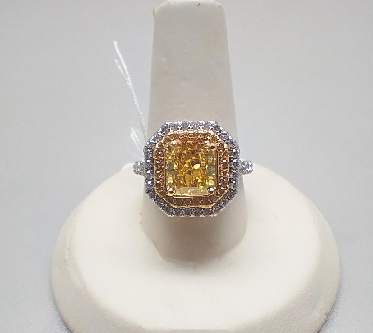 Bague en diamant certifié GIA de 2,01 carats Zimmi Fancy Vivid Diamonds VS1 Excellent état - En vente à New York, NY