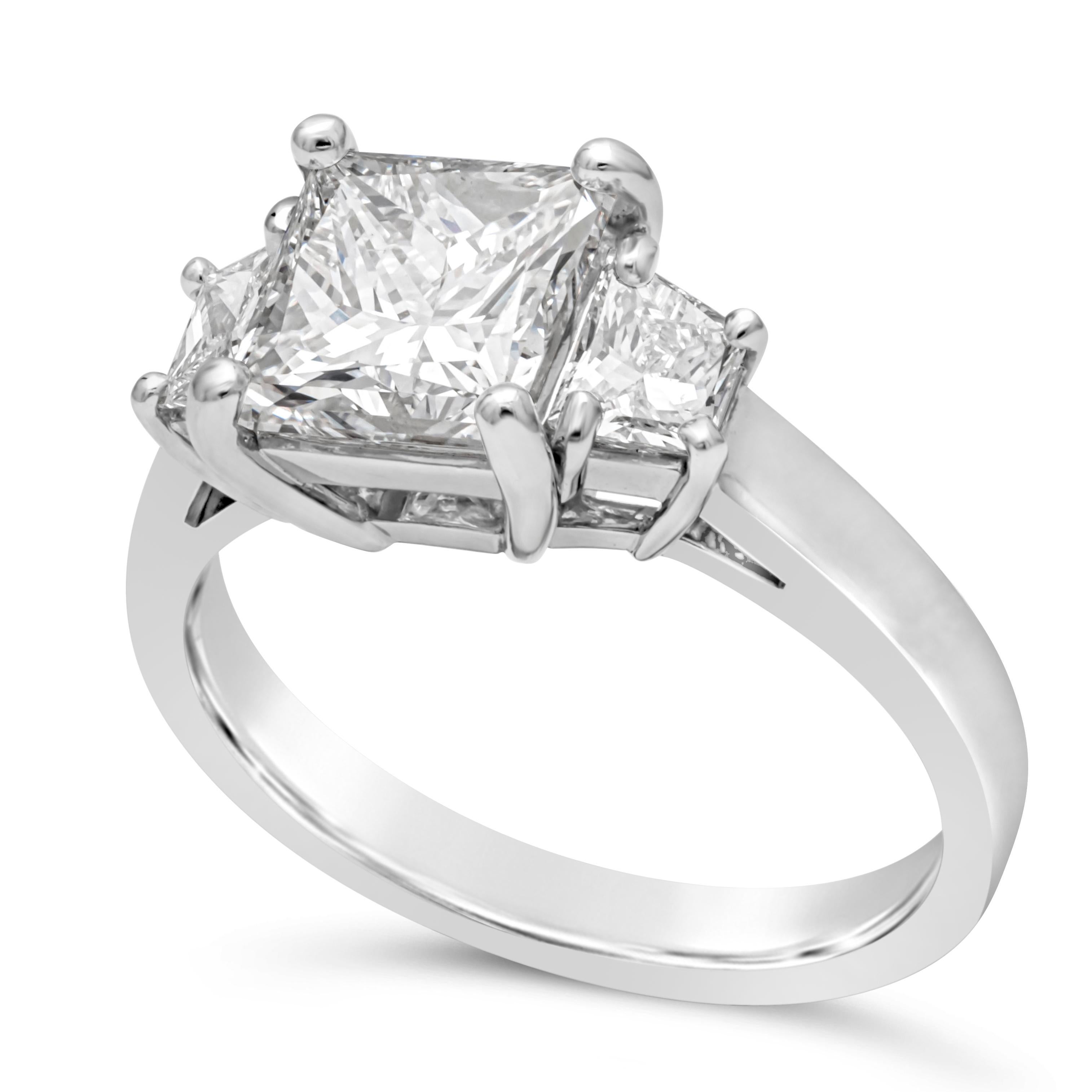 Verlobungsring mit drei Steinen, GIA-zertifizierter 2,01 Karat Diamant im Prinzessinnenschliff (Zeitgenössisch) im Angebot