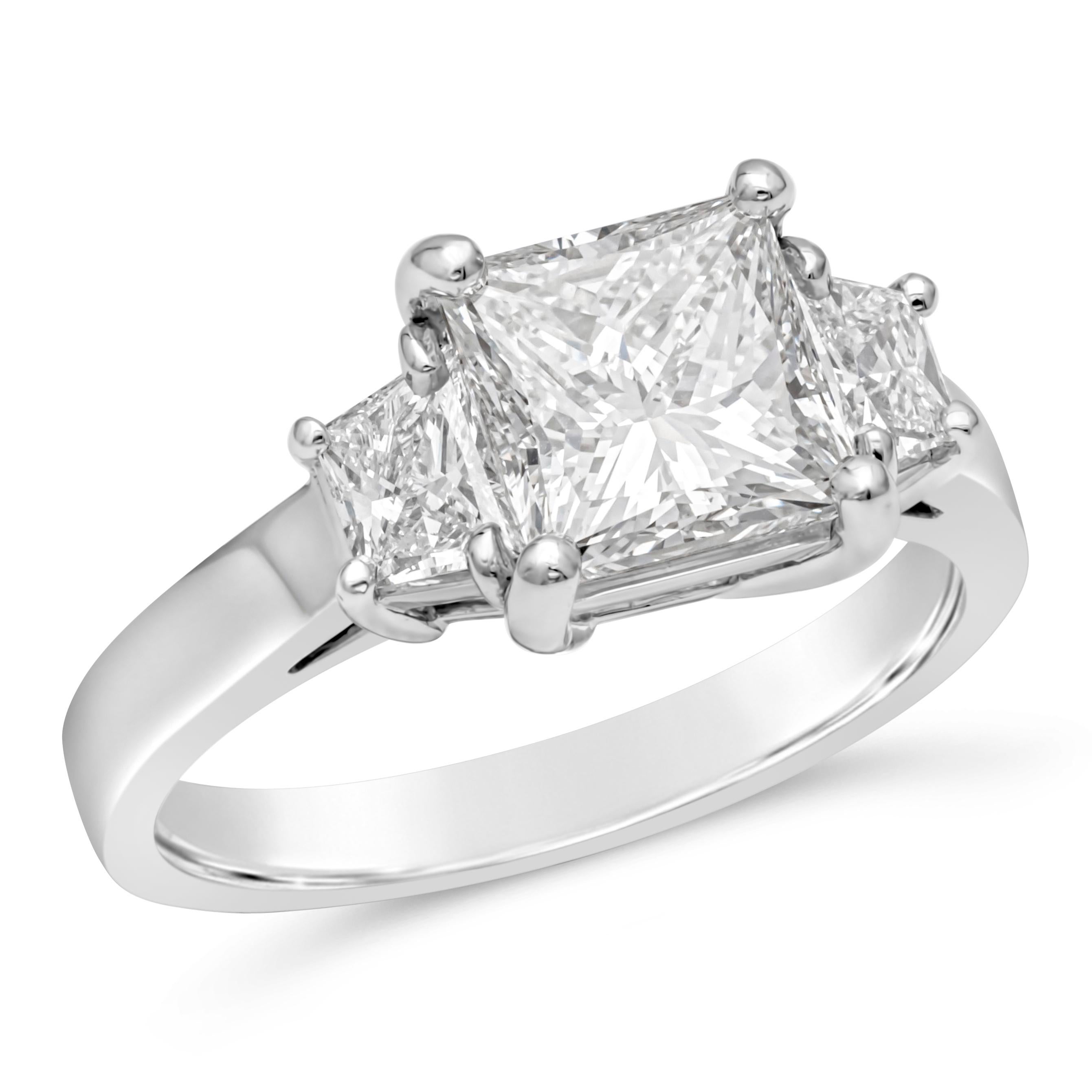 Verlobungsring mit drei Steinen, GIA-zertifizierter 2,01 Karat Diamant im Prinzessinnenschliff (Carréschliff) im Angebot