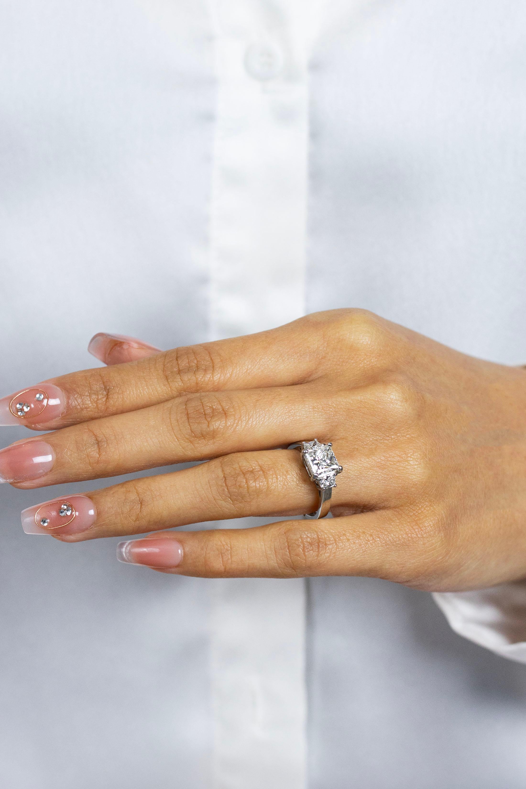 Verlobungsring mit drei Steinen, GIA-zertifizierter 2,01 Karat Diamant im Prinzessinnenschliff Damen im Angebot
