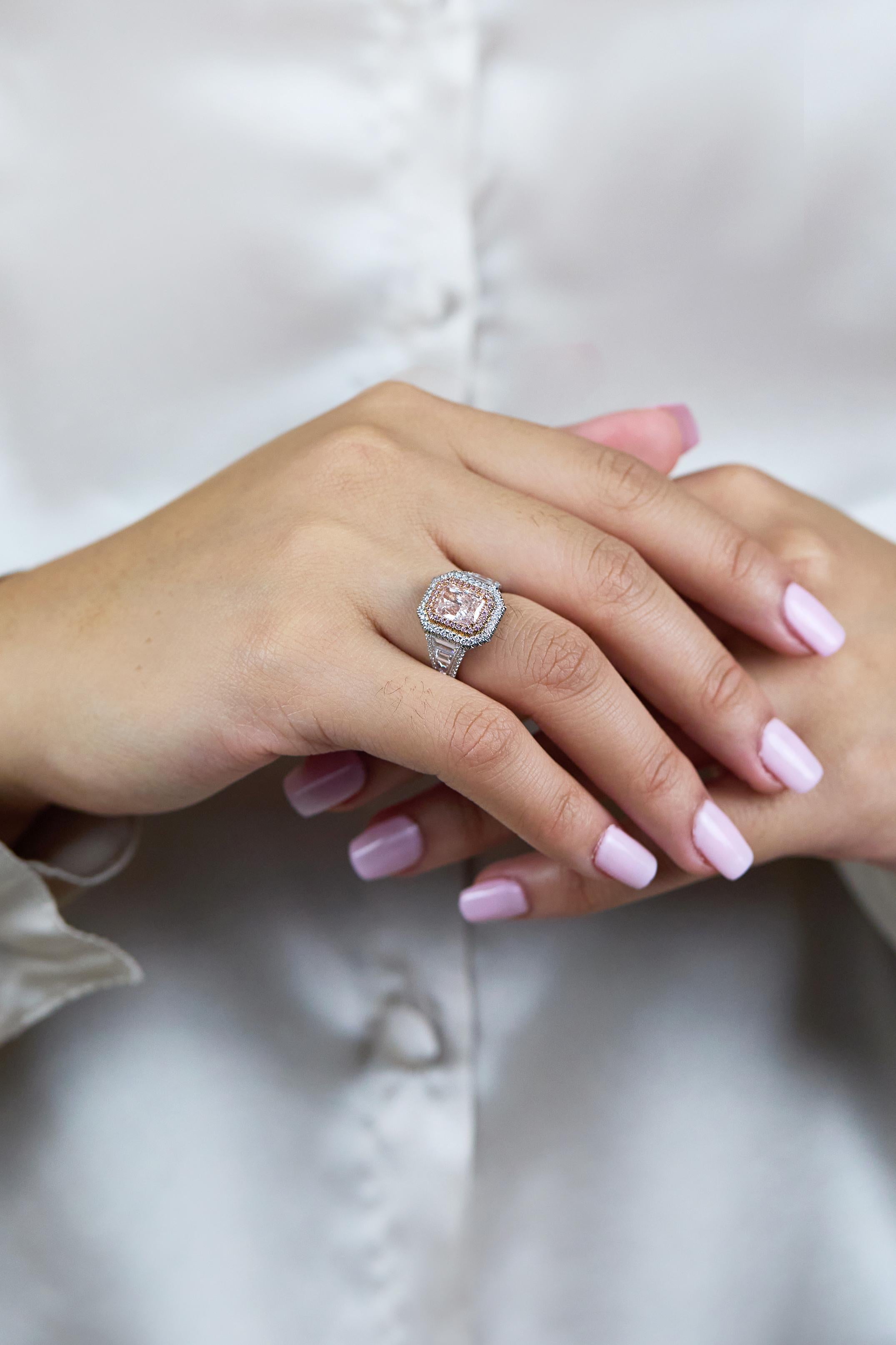 Anillo de compromiso con doble halo de diamantes rosas de talla radiante de 2,01 quilates certificado por el GIA Corte radiante en venta