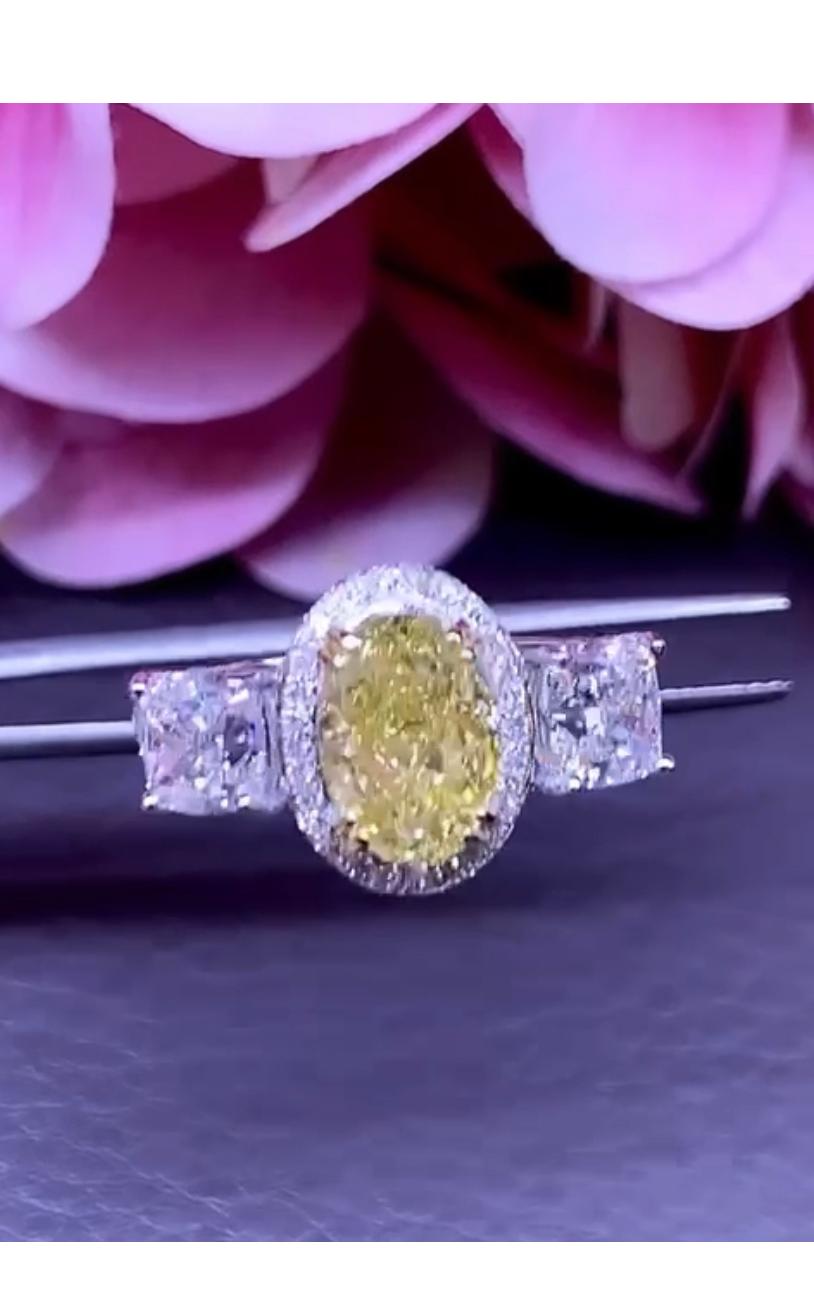 Taglio ovale Anello in oro 18 carati con diamante giallo brunastro da 2,01 carati certificato GIA in vendita