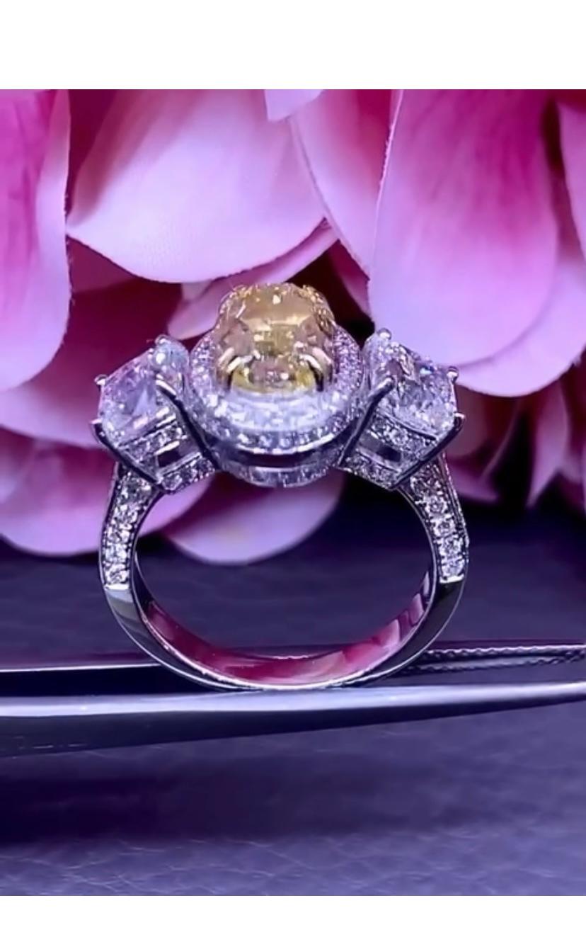 Anello in oro 18 carati con diamante giallo brunastro da 2,01 carati certificato GIA in vendita 1