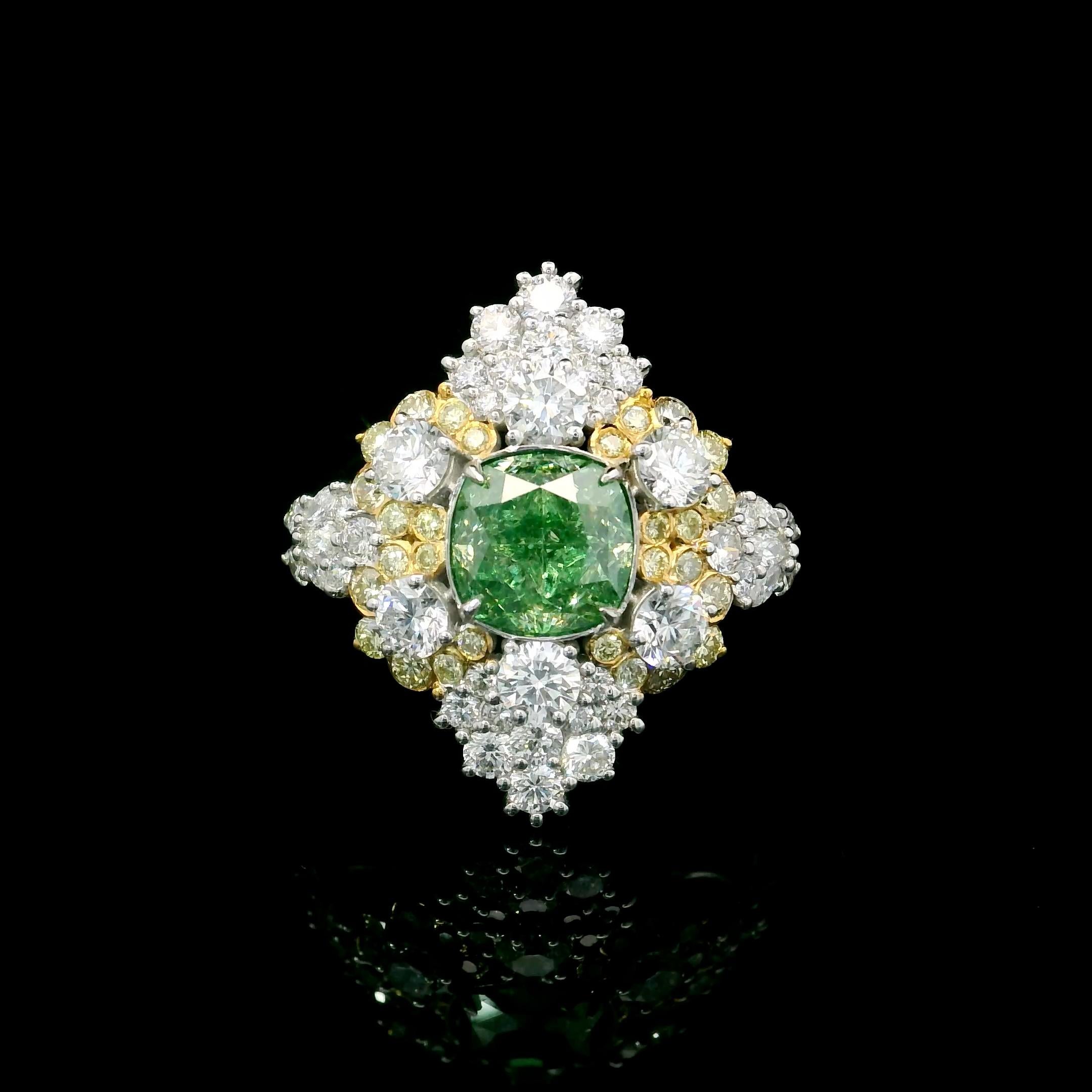 Bague en or blanc 18kt avec diamants
  
  Couleur de l'or et carat : Or blanc 18kt
  Poids : 5.23 grammes
  
  Ensemble avec...
  Type de pierre : Diamants
  Forme : Coussin
  Carat : 2.01 ct 
  Couleur : Jaune clair brunâtre verdâtre
  Clarté :