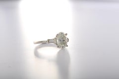 Bague en platine avec diamant ovale certifié GIA de 2,01 ct et baguettes effilées
